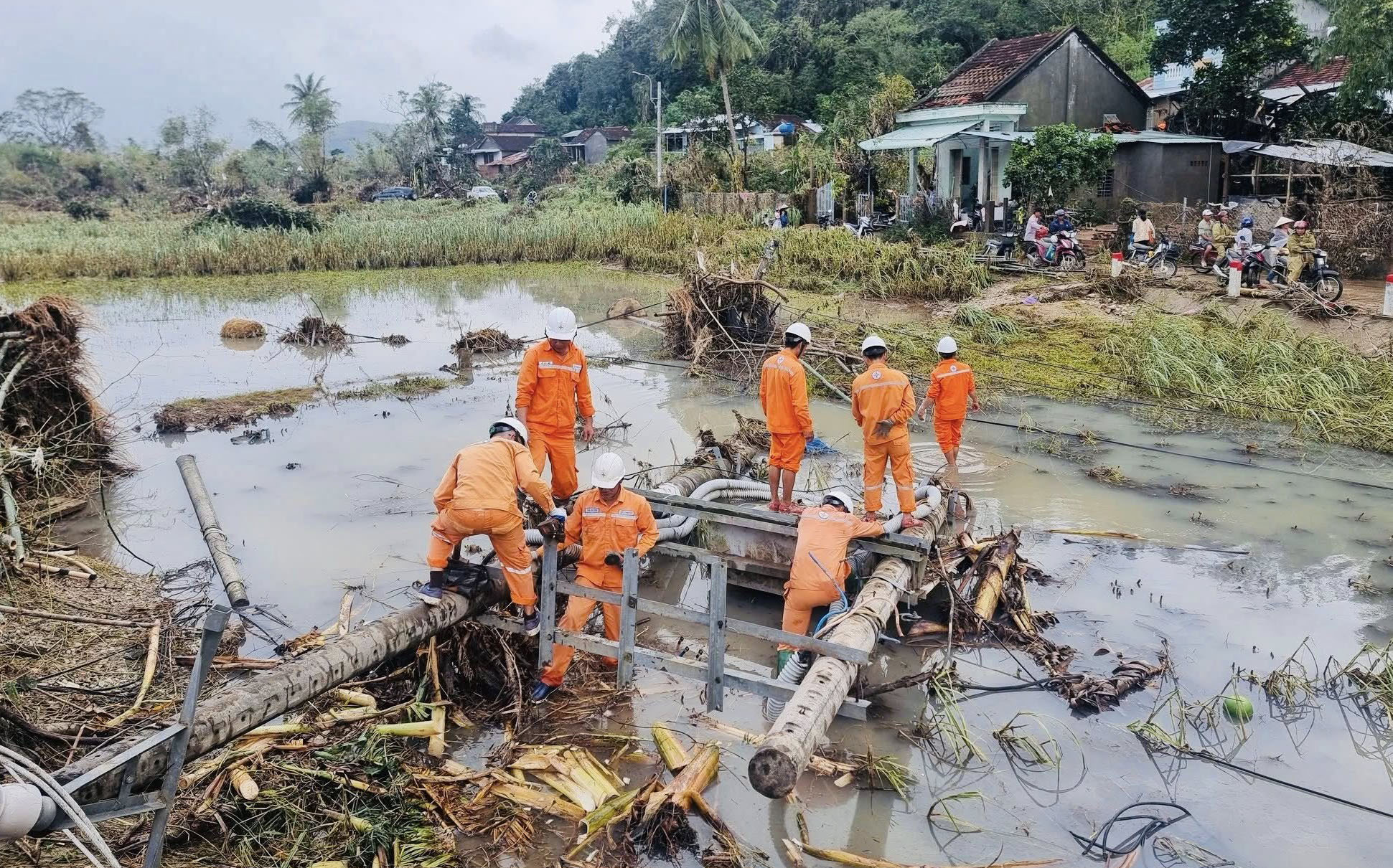 Công nhân dựng lại cột điện bị ngã- Ảnh: TTĐX