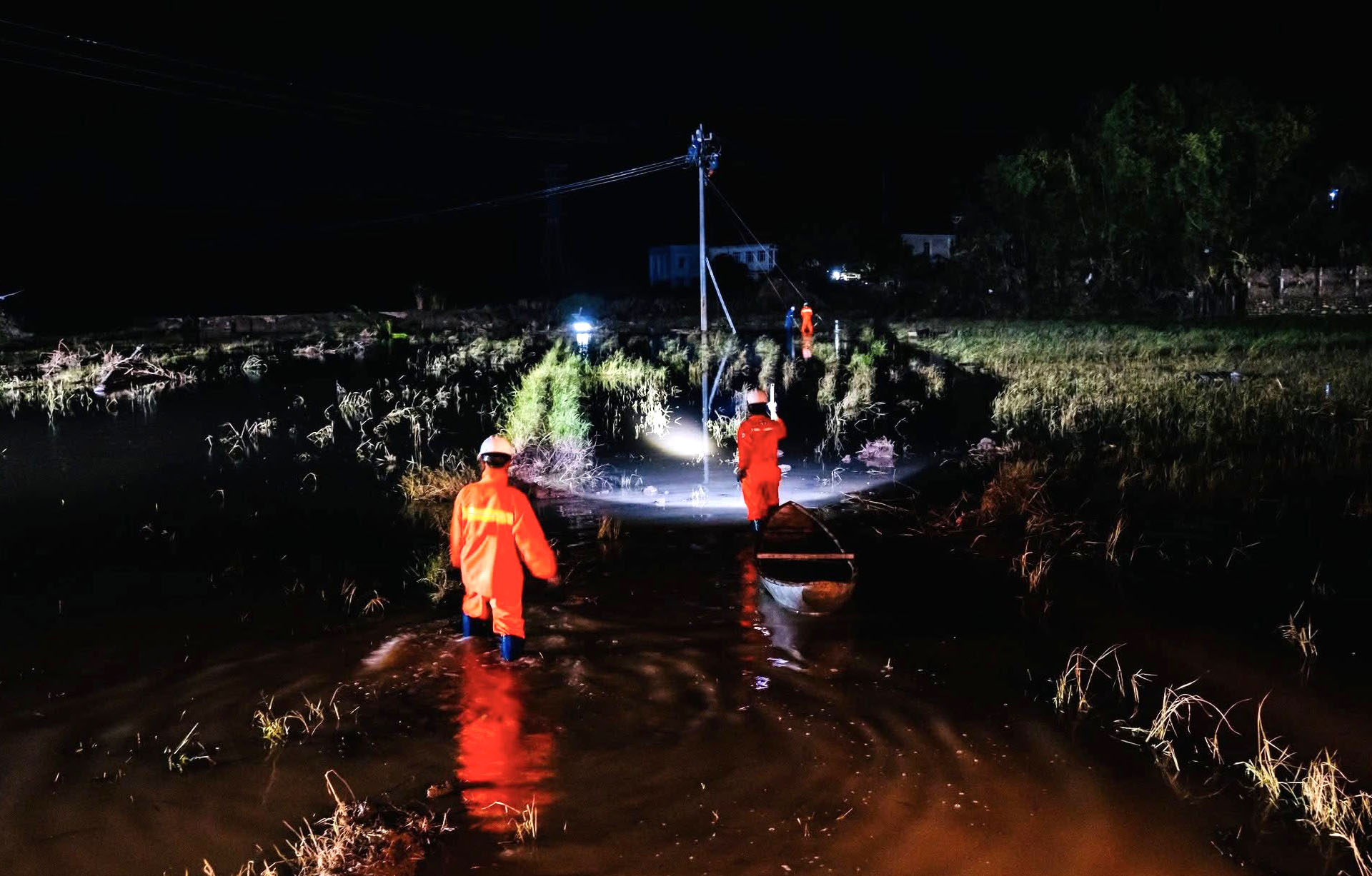 Lực lượng đã làm việc liên tục, bất kể ngày đêm- Ảnh: TTĐX