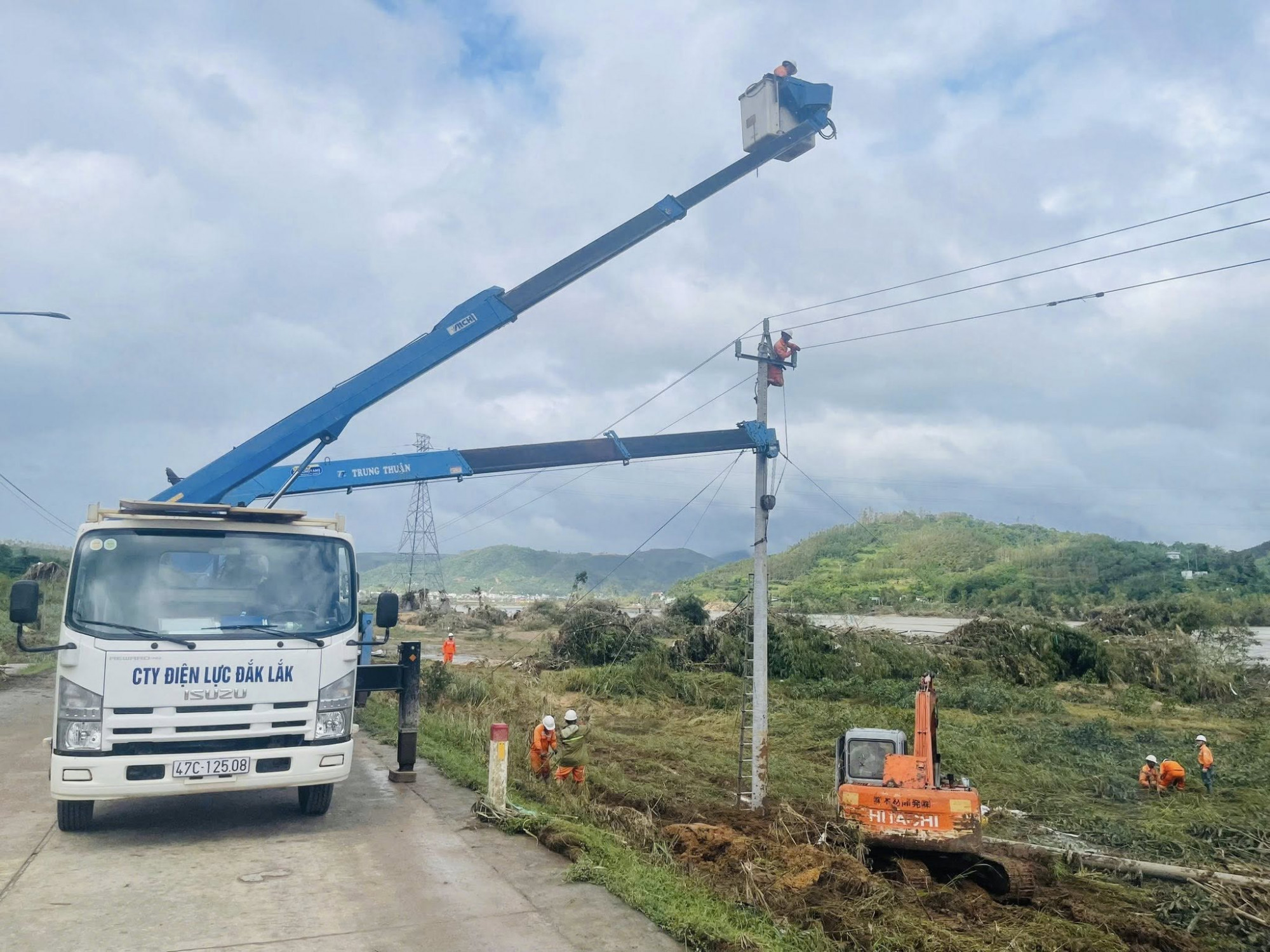 Đơn vị điều phương tiện như xe cẩu, xe tải khắc phục sự cố- Ảnh: TTĐX