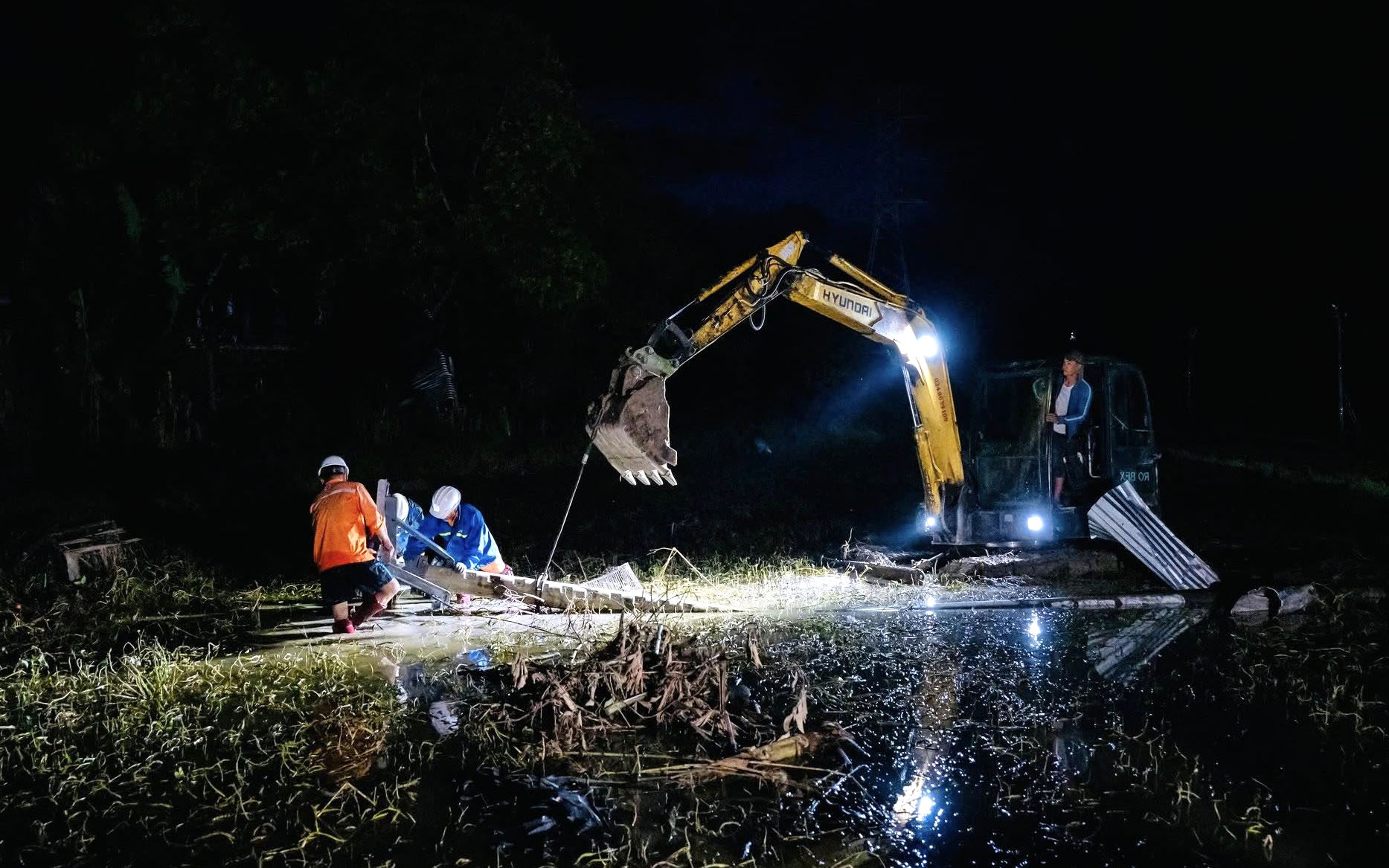 Đến nay, đơn vị đã dựng lại 156 cột điện bị ngã và thay thế 97 cột bị gãy, đồng thời tiếp tục kiểm tra, gia cố các tuyến đường dây, trạm biến áp khôi phục cấp điện an toàn, ổn định cho người dân- Ảnh: TTĐX
