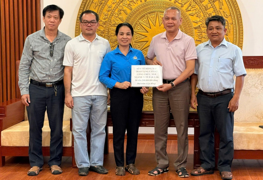 Sở Y tế tỉnh Đồng Nai hỗ trợ cán bộ, nhân viên y tế Đắk Lắk 200 triệu đồng- Ảnh: HC