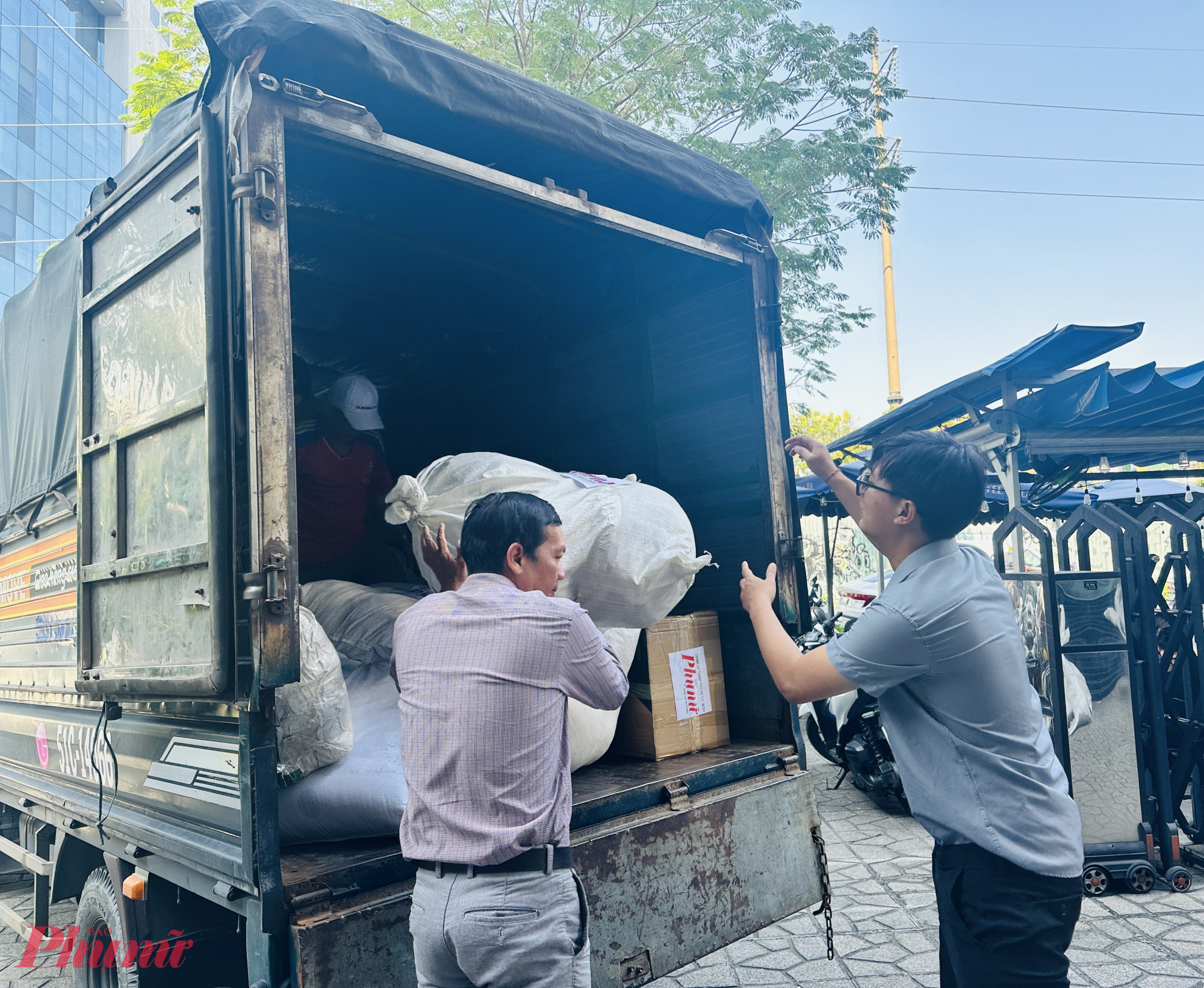 Cán bộ, công nhân viên Báo Phụ nữ TPHCM vận chuyển hàng hoá lên xe gửi đến tỉnh Khánh Hoà