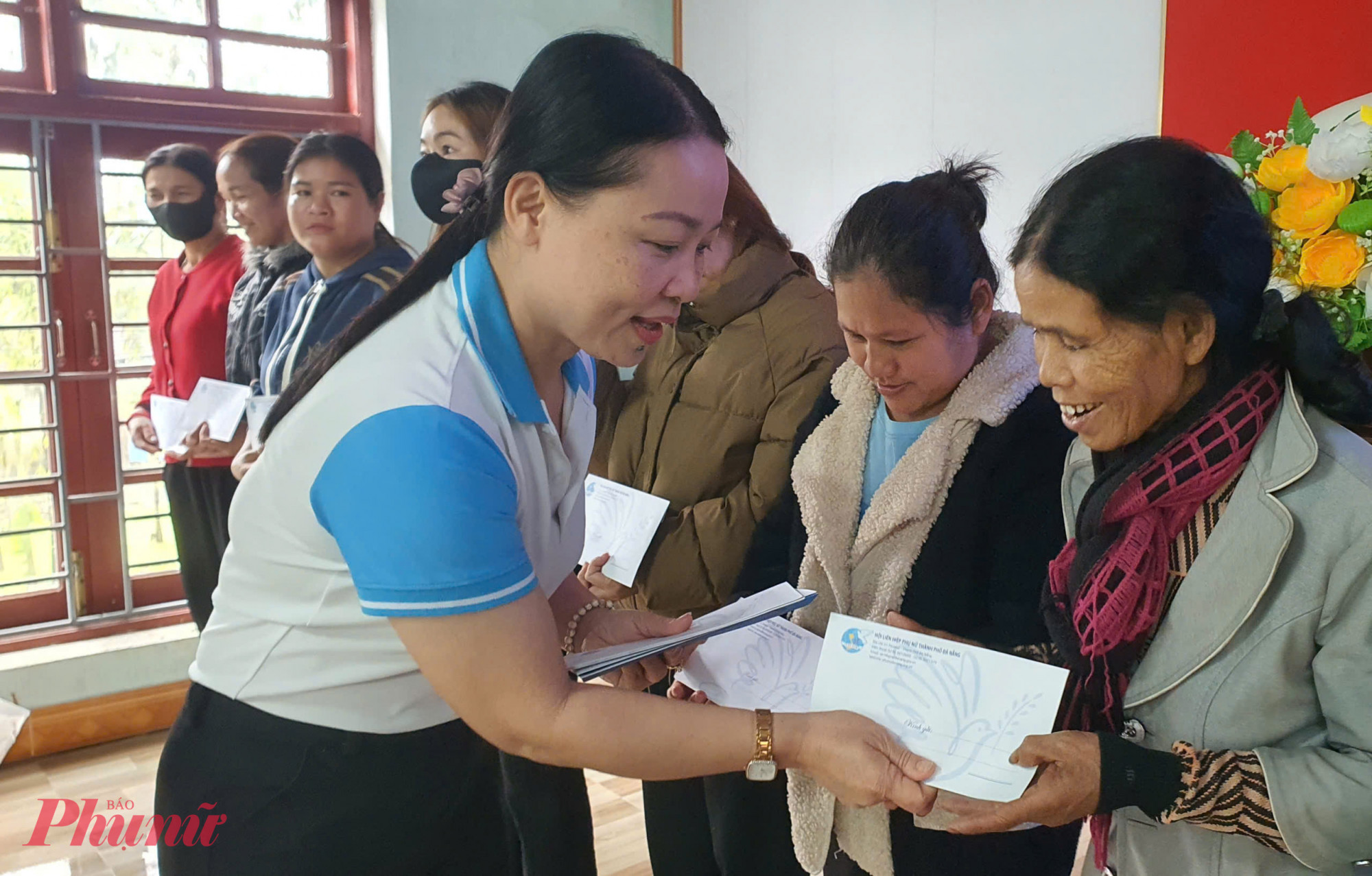 Bà Trần Thị Mỹ Phương – Phó chủ tịch Hội LHPN TP Đà Nẵng - trao quà hỗ trợ chị em hội viên xã Trà Liên