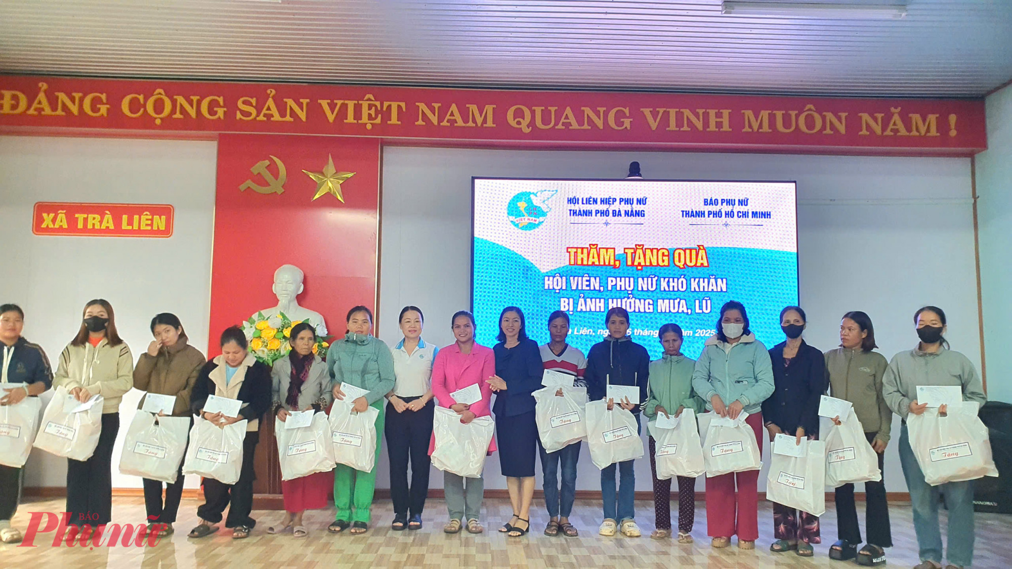 Phó chủ tịch Hội LHPN TP Đà Nẵng Trần Thị Mỹ Phương và Bí thư xã Trà Liên trao quà và tiền ủng hộ từ Báo Phụ Nữ TPHCM đến bà con bị ảnh hưởng do thiên tai.