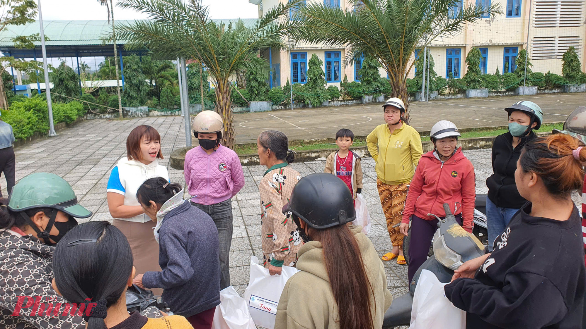 Người dân xã Thạnh Bình rất vui vì nhận thêm được ủng hộ giúp phần nào vượt qua giai đoạn khó khăn.