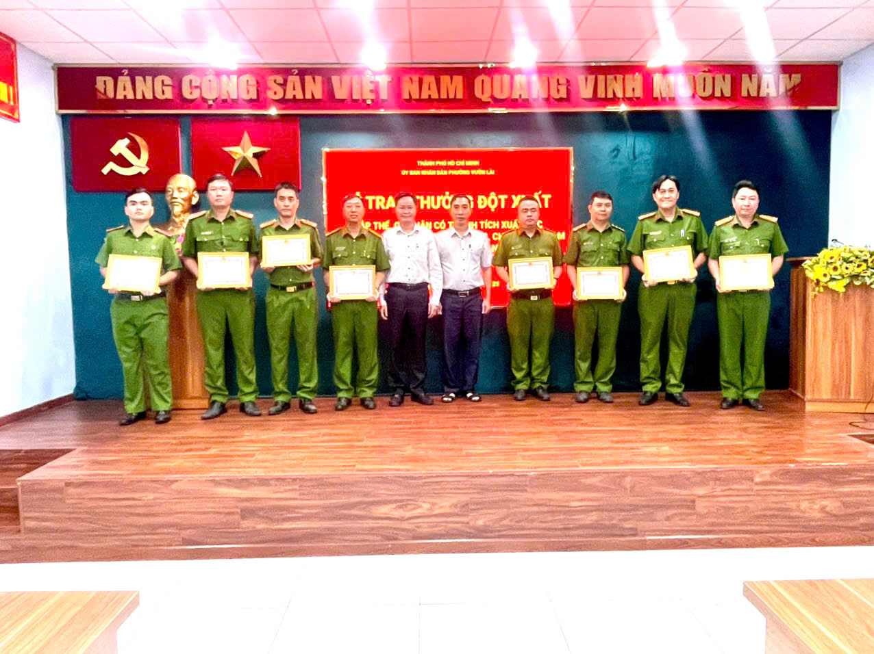 Khen thưởng các cá nhân có thành tích trong việc truy bắt đối tượng. Ảnh: UBND.