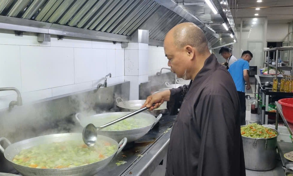 Bếp cơm dã chiến hoạt động hết suất để hỗ trợ người dân vùng lũ - Ảnh: T.T.