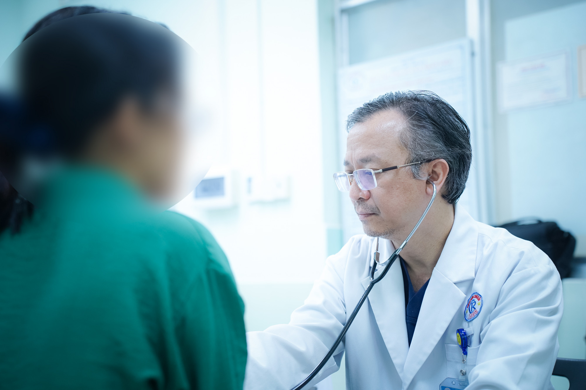 Bác sĩ Nguyễn Thái An thăm khám cho bệnh nhân - Ảnh: Bệnh viện cung cấp