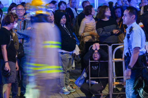 Nhiều người không thể cầm được nước mắt khi chứng kiến đám cháy kinh hoàng và nhiều người chết