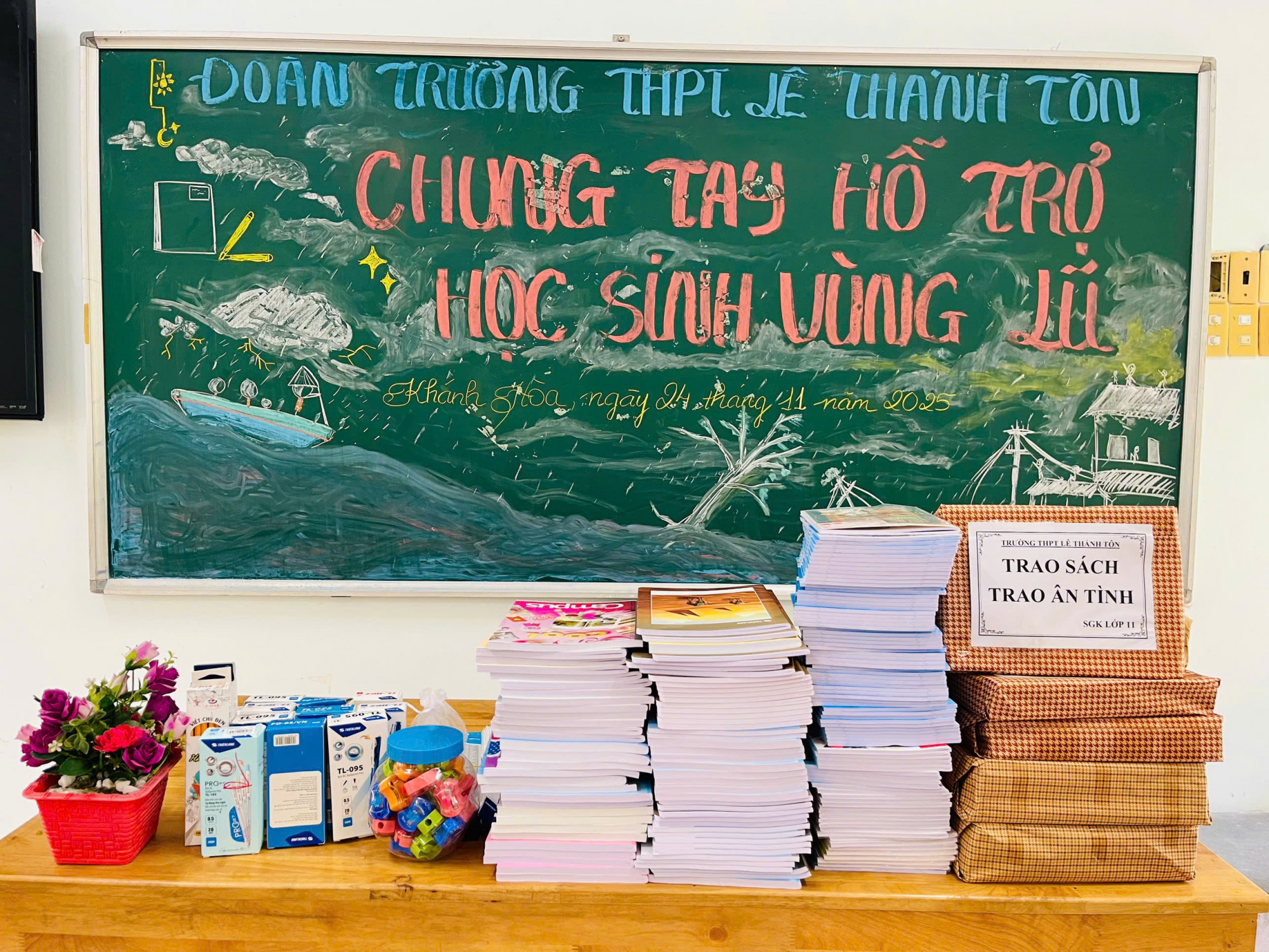 Đoàn trường THPT Lê Thánh Tôn (phường Nha Trang, tỉnh Khánh Hòa) chung tay hỗ trợ học sinh vùng lũ. (Ảnh tác giả cung cấp)