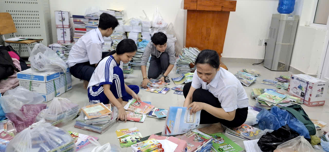 Giáo viên và học sinh trường THCS Bùi Thị Xuân (phường Nha Trang, tỉnh Khánh Hòa) cùng nhau phân loại sách để gửi tặng cho học sinh vùng lũ. (Ảnh tác giả cung cấp)