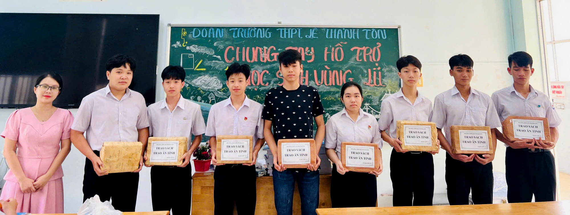 Học sinh trường THPT Lê Thánh Tôn (phường Nha Trang, tỉnh Khánh Hòa) nhận được hỗ trợ về sách vở sau khi đi học trở lại. (Ảnh tác giả cung cấp)