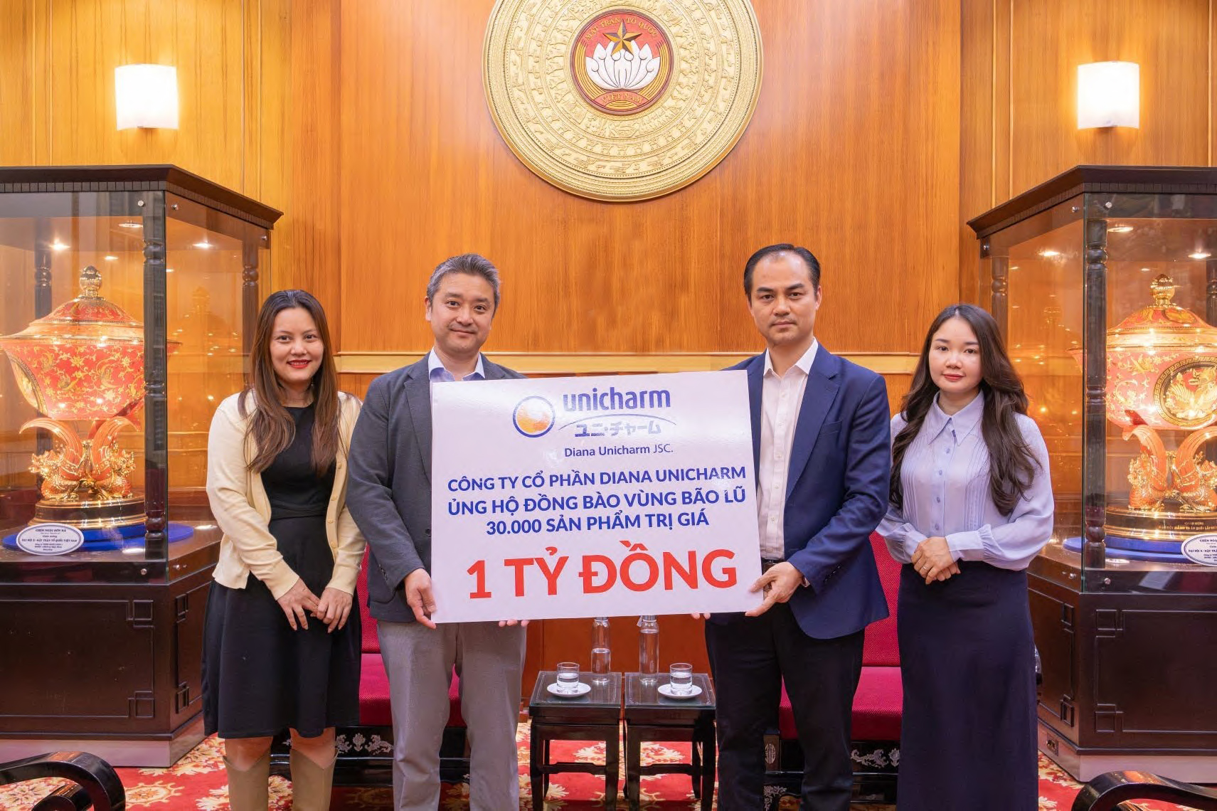 Đại diện Diana Unicharm trao tặng ủng hộ tới Ủy ban Trung ương MTTQ Việt Nam