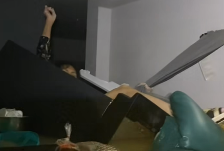 Người phụ nữ giơ tay cầu cứu dội cứu hộ đang tới.Ảnh: Wallop Boonchan