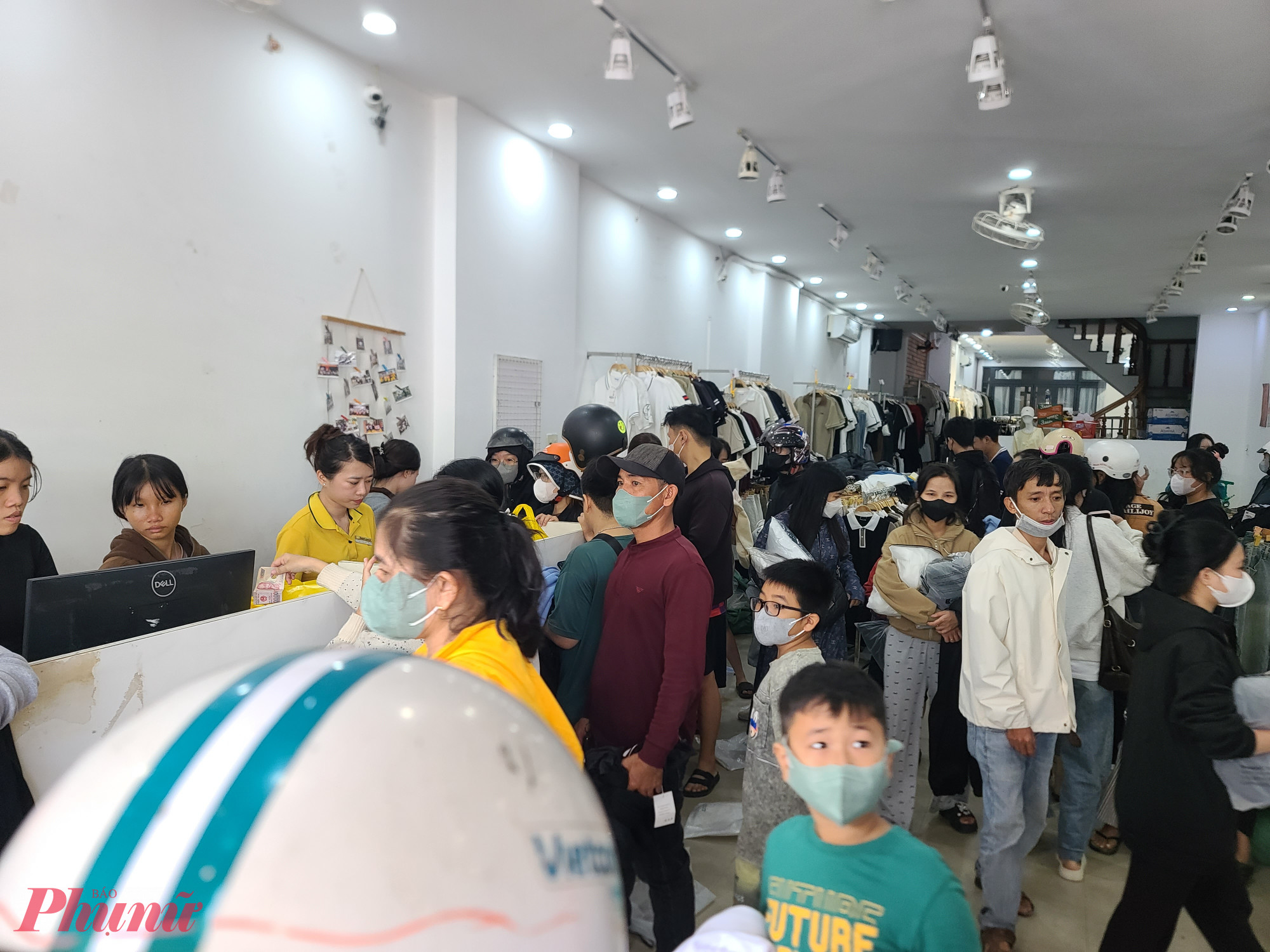 Người dân đổ xô đi mua quần áo sau lũ