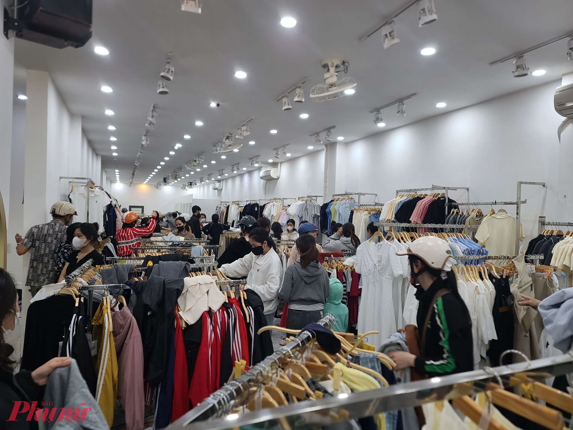 Chia sẻ với gánh nặng của người dân sau mưa lũ,nhiều cửa hàng quần áo tại Tuy Hòa đã triển khai chương trình giảm giá đặc biệt