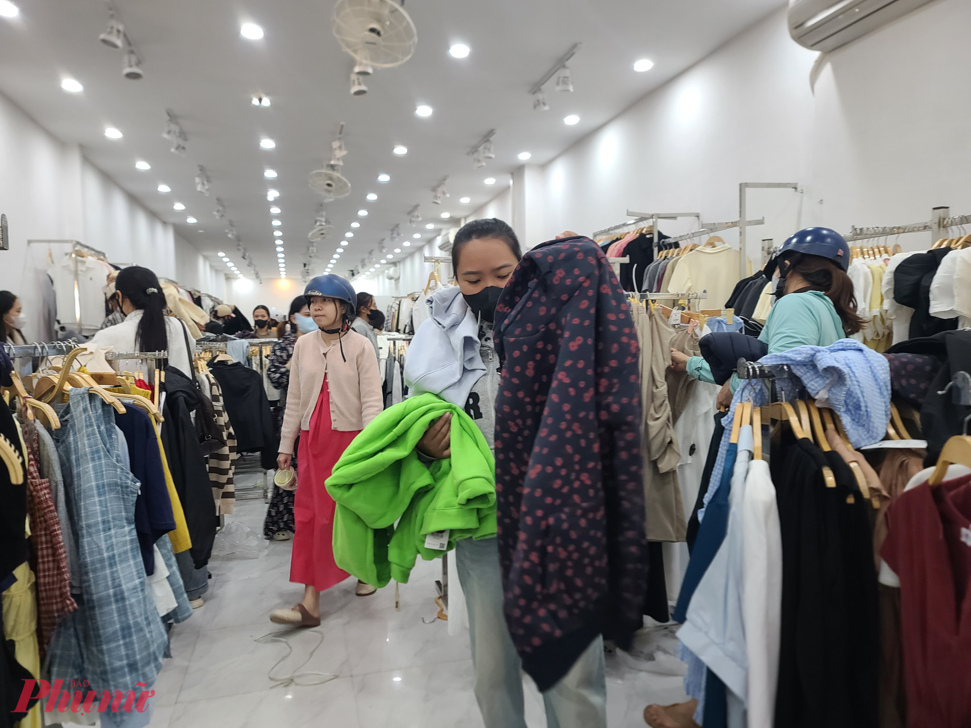 Nhiều người tay xách nách mang, lựa vội từng bộ đồ 