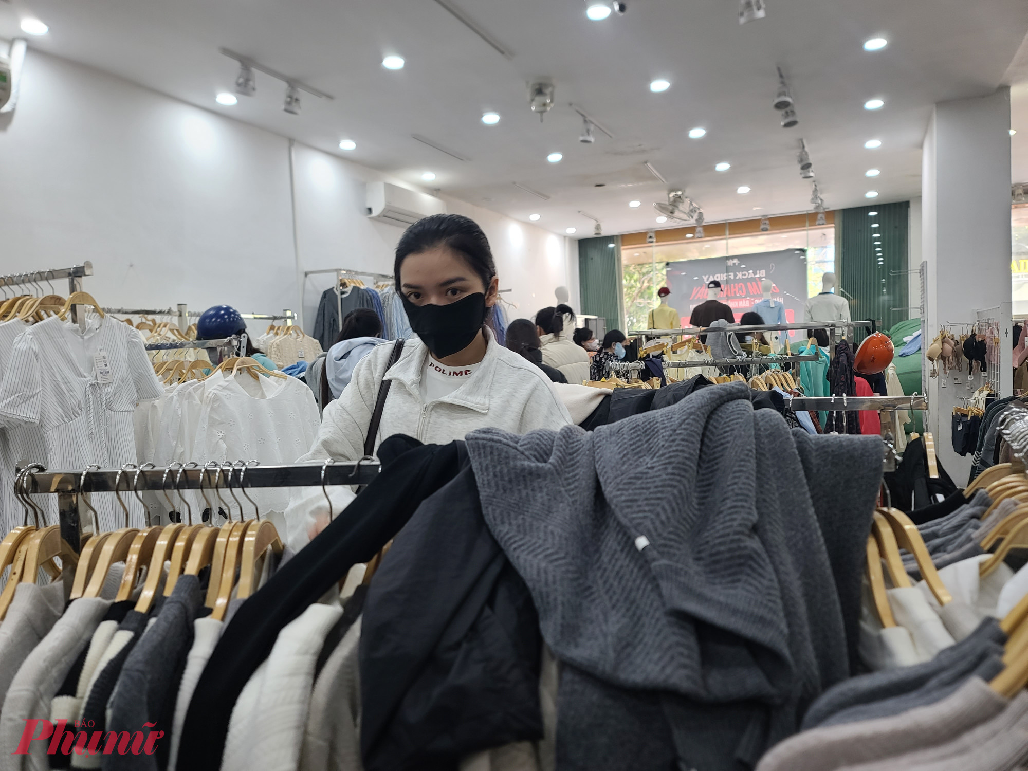 Lượng hàng hóa tại các cửa hàng quần áo trên địa bàn phường Tuy Hòa luôn đảm bảo để đáp ứng nhu cầu của người dân