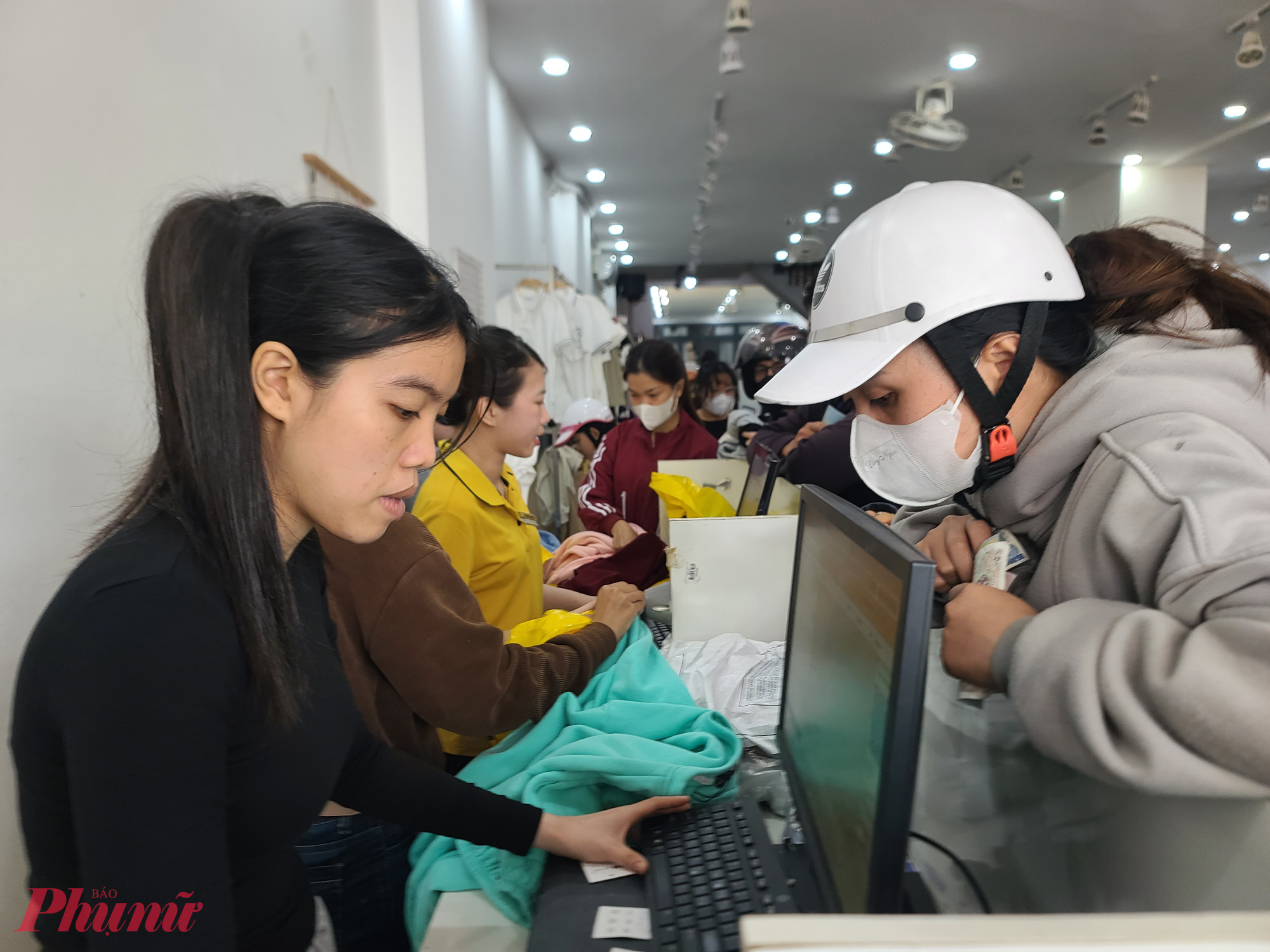 Quầy tính tiền tại các cửa hàng quần áo luôn tục đông kín