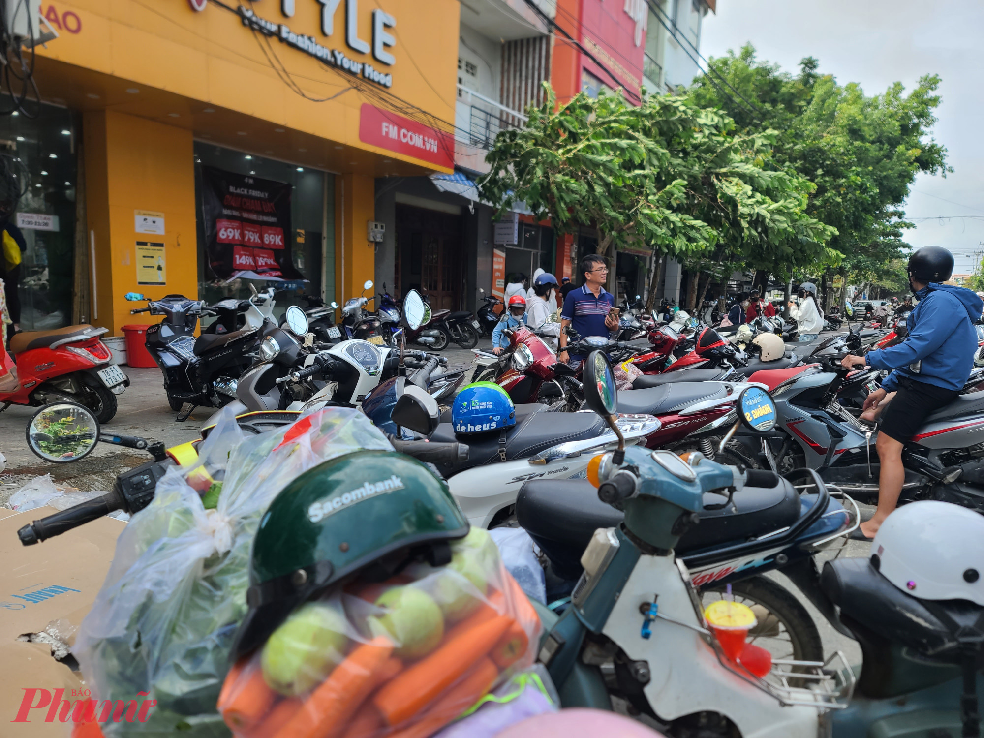 Mới sáng sớm, trước các cửa hàng bán quần áo đã chật kín xe