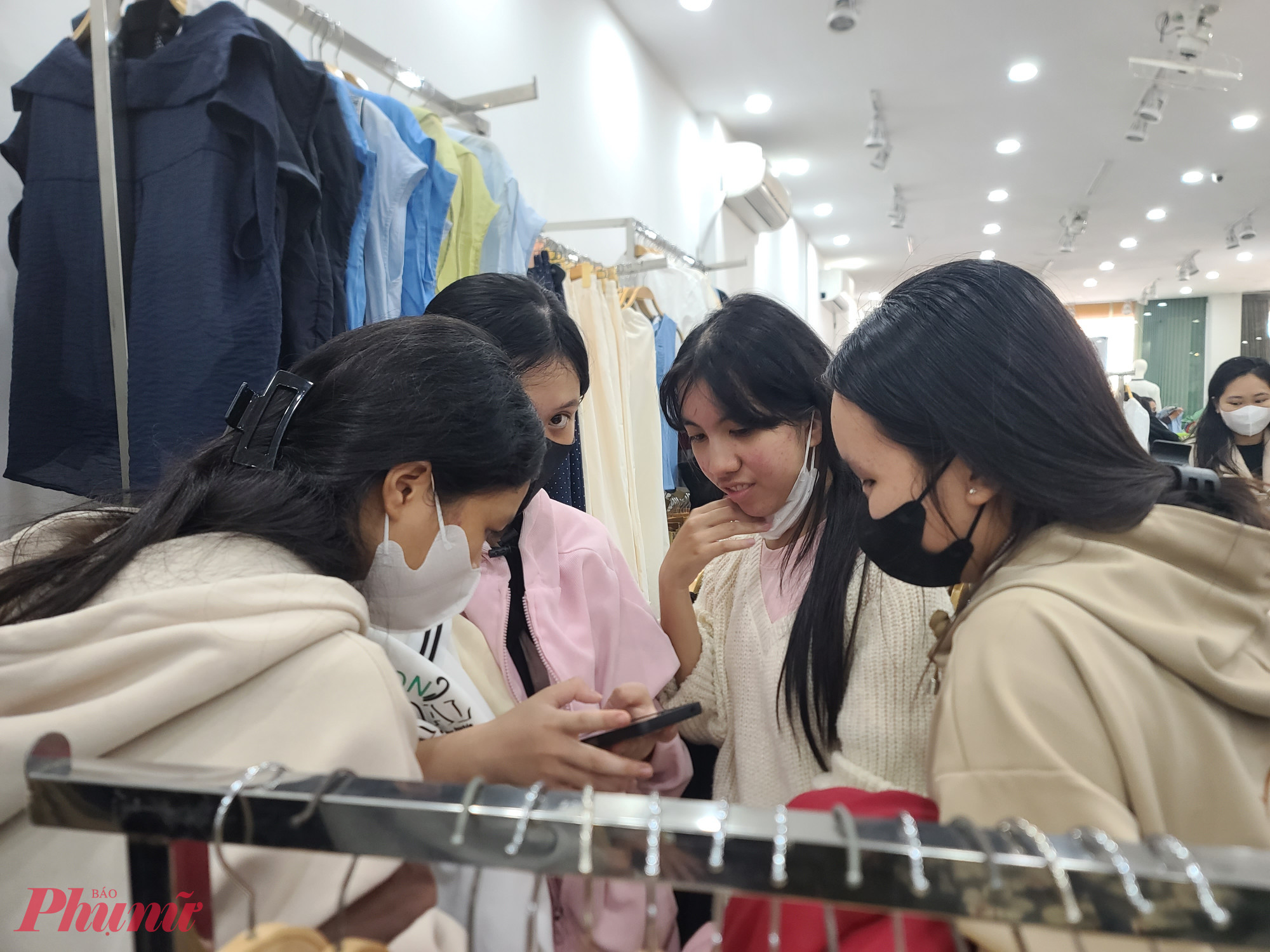 Nhiều bạn trẻ rủ nhau đi mua quần áo