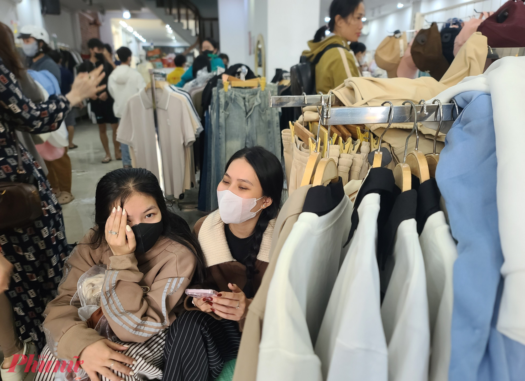 Nhiều người chợ đợi hàng tiếng đồng hồ để được tính tiền