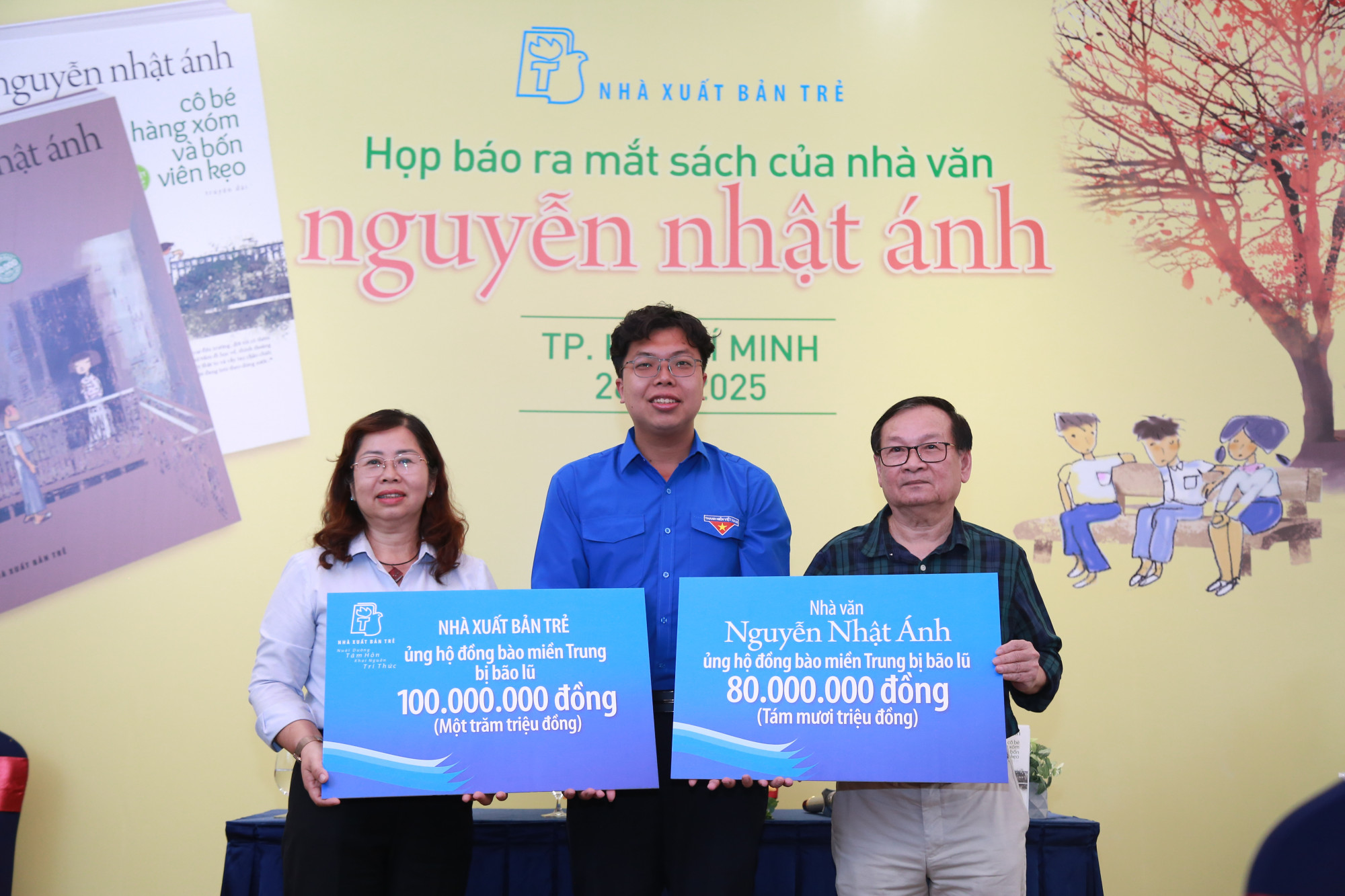 Nhà văn Nguyễn Nhật Ánh cùng đại diện NXB Trẻ tặng 180 triệu đồng ủng hộ đồng bào vùng lũ - Ảnh: NXB Trẻ