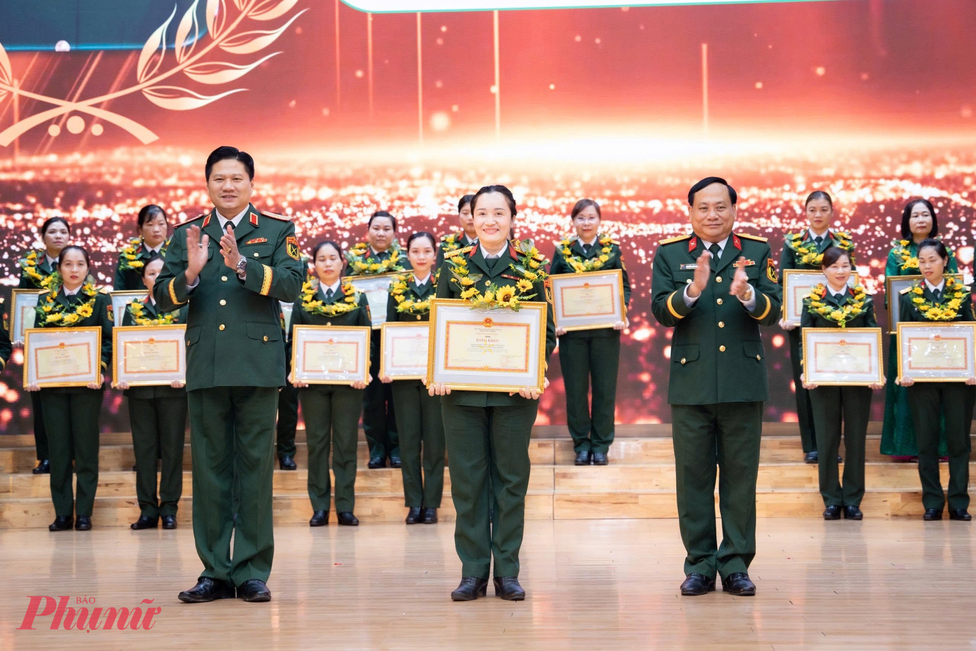 Thiếu tướng Phạm Anh Tuấn - Chủ nhiệm Chính trị Quân khu cùng Đại tá Nguyễn Như Trúc tuyên dương các gương phụ nữ điển hình tiên tiến - Ảnh: Thanh Tâm