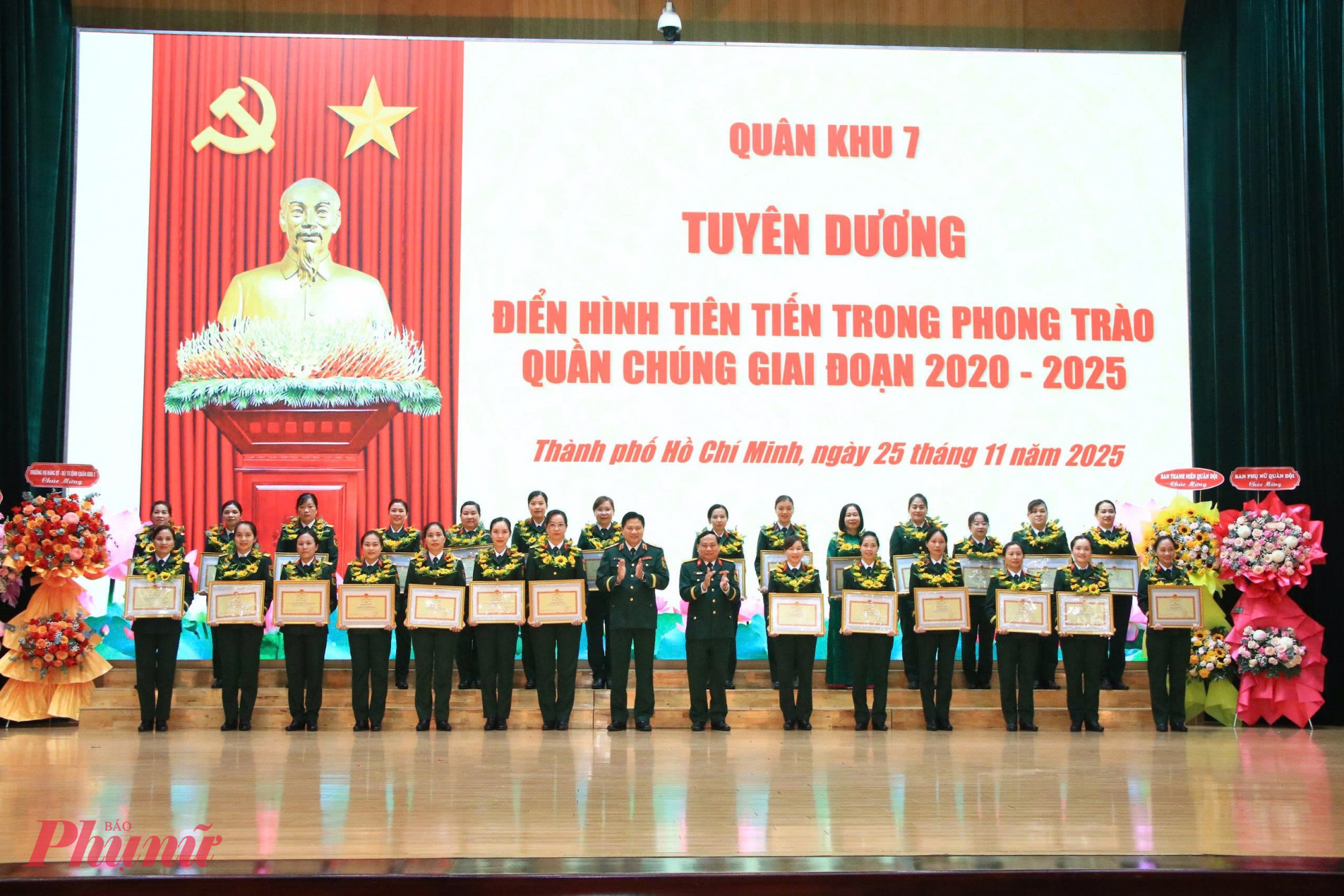 Thiếu tướng Phạm Anh Tuấn - Chủ nhiệm Chính trị Quân khu cùng Đại tá Nguyễn Như Trúc tuyên dương các gương phụ nữ điển hình tiên tiến - Ảnh: Thanh Tâm