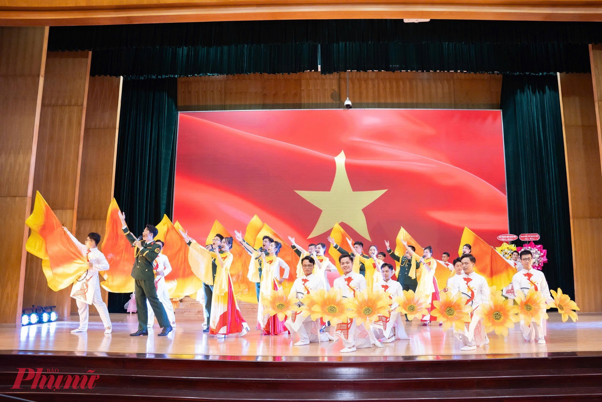 Các tiết mục giao lưu văn nghệ đặc sắc tại chương trình - Ảnh: Thanh Tâm