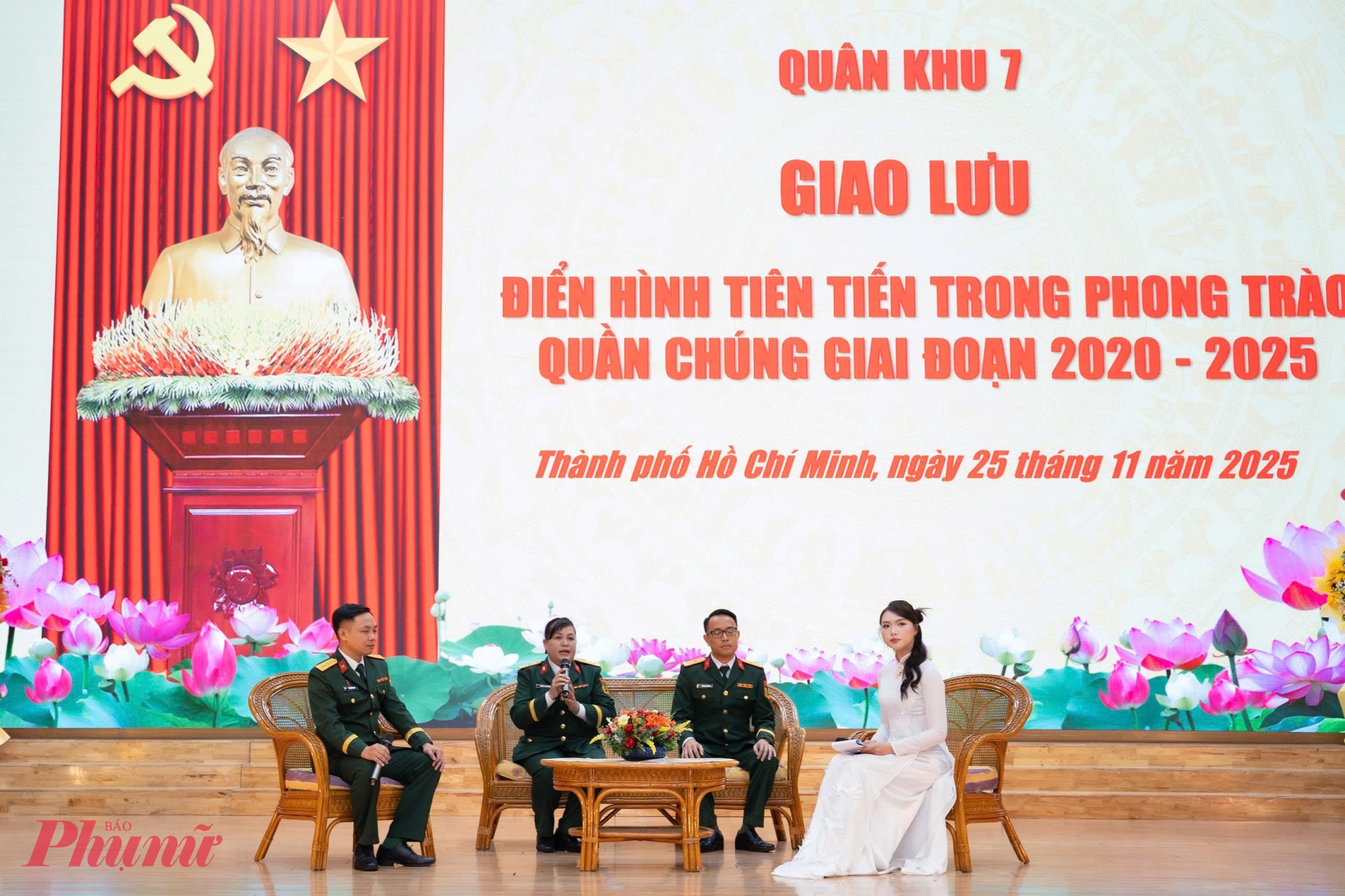 Các gương điển hình giao lưu tại chương trình - Ảnh: Thanh Tâm