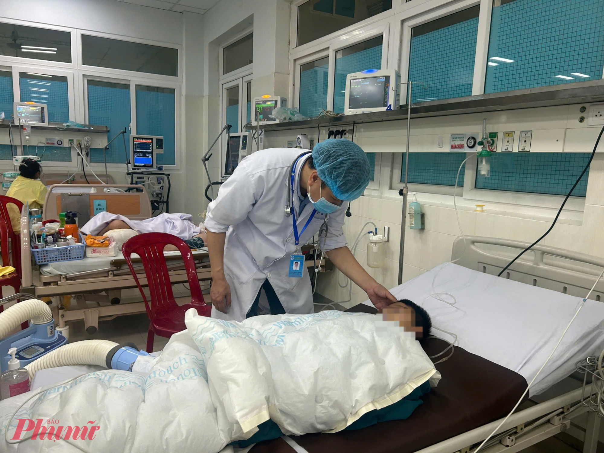 Hiện con trai lớn đang được cứu chữa tại Bệnh viện Sản - Nhi tỉnh Quảng Ngãi; cháu nhỏ 2 tuổi đã được đưa về mai táng.