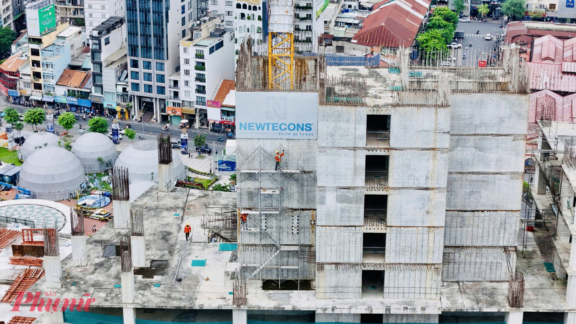 Dự án khởi công năm 2013 do Tập đoàn Bitexco làm chủ đầu tư, tổng vốn khoảng 500 triệu USD, dự kiến hoàn thành năm 2017. Tuy nhiên, sau khi hoàn thiện phần hầm, công trình dừng thi công. Năm 2018, Bitexco chuyển giao quyền đầu tư cho Công ty TNHH Saigon Glory. Dự án được tái khởi động vào năm 2020 nhưng chỉ thi công thêm vài tầng rồi tiếp tục ngưng.