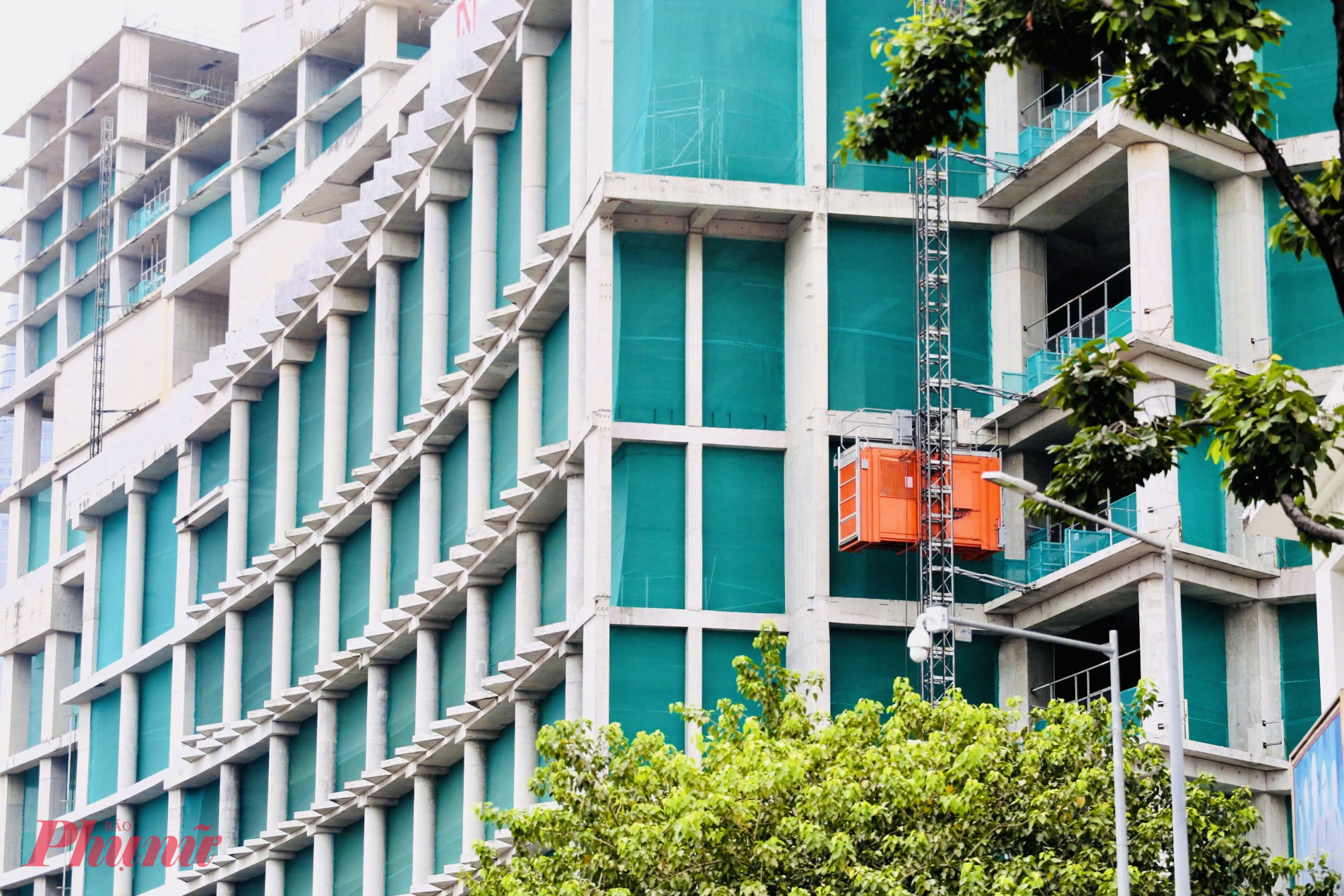 Trước đó, tại buổi họp báo về tình hình kinh tế - xã hội TPHCM vào chiều 20/11, ông Mai Thanh Tùng - Phó phòng Kế hoạch hạ tầng Sở Xây dựng TPHCM - cho biết, chủ đầu tư đã thông báo khởi công trở lại từ ngày 11/11.