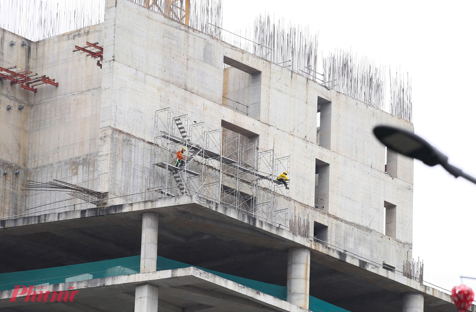 One Central HCM - dự án từng mang tên The Spirit of Saigon - được đánh giá là một trong những vị trí đắc địa nhất TPHCM, nằm trên khu đất 8.600m² với 4 mặt tiền Phạm Ngũ Lão - Calmette - Lê Thị Hồng Gấm - Phó Đức Chính, đối diện chợ Bến Thành (phường Bến Thành). Sau hơn 12 năm và nhiều lần đổi chủ, công trình hiện mới hoàn thành phần móng và một số tầng bê tông, còn dang dở ngay giữa trung tâm thành phố.