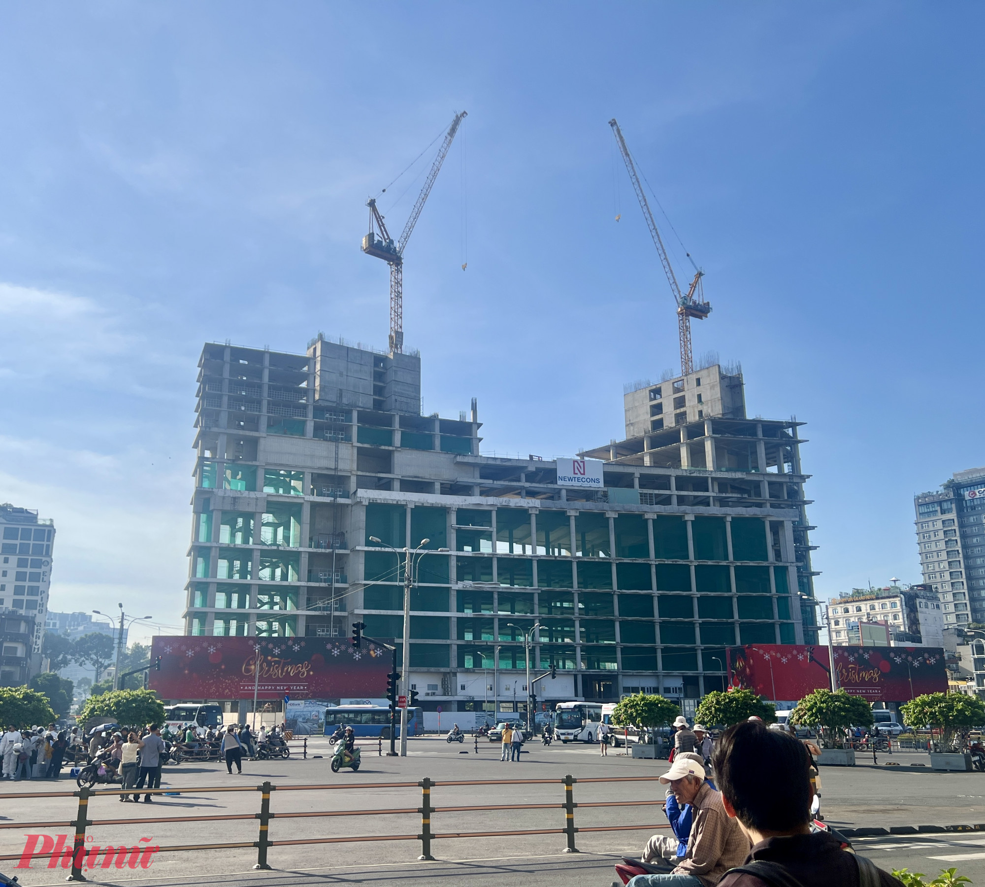 Siêu dự án tại vị trí tứ giác Bến Thành đã tái thi công sau 3 năm tạm ngưng. Theo ghi nhận của phóng viên Báo Phụ nữ TPHCM, từ giữa tháng 11, công trường xuất hiện trở lại nhiều công nhân, bảng thông tin dự án và hệ thống lưới bảo vệ được lắp đặt, cho thấy hoạt động xây dựng đã được khôi phục.