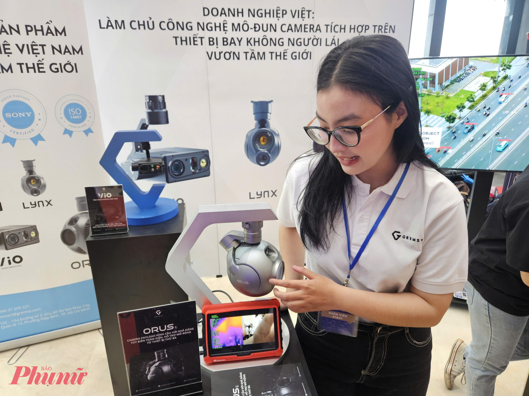 Đại diện GremSys giới thiệu mô-đun camera hình cầu ORUS – thiết bị do Việt Nam tự thiết kế, có khả năng định vị, quay – quét 360 độ, chụp ảnh nhiệt và theo dõi mục tiêu từ xa. Sản phẩm có giá 16.000–18.000 USD, lần đầu ra mắt tại TPHCM nhưng đã xuất khẩu khoảng 100 bộ cho thị trường quốc tế.”