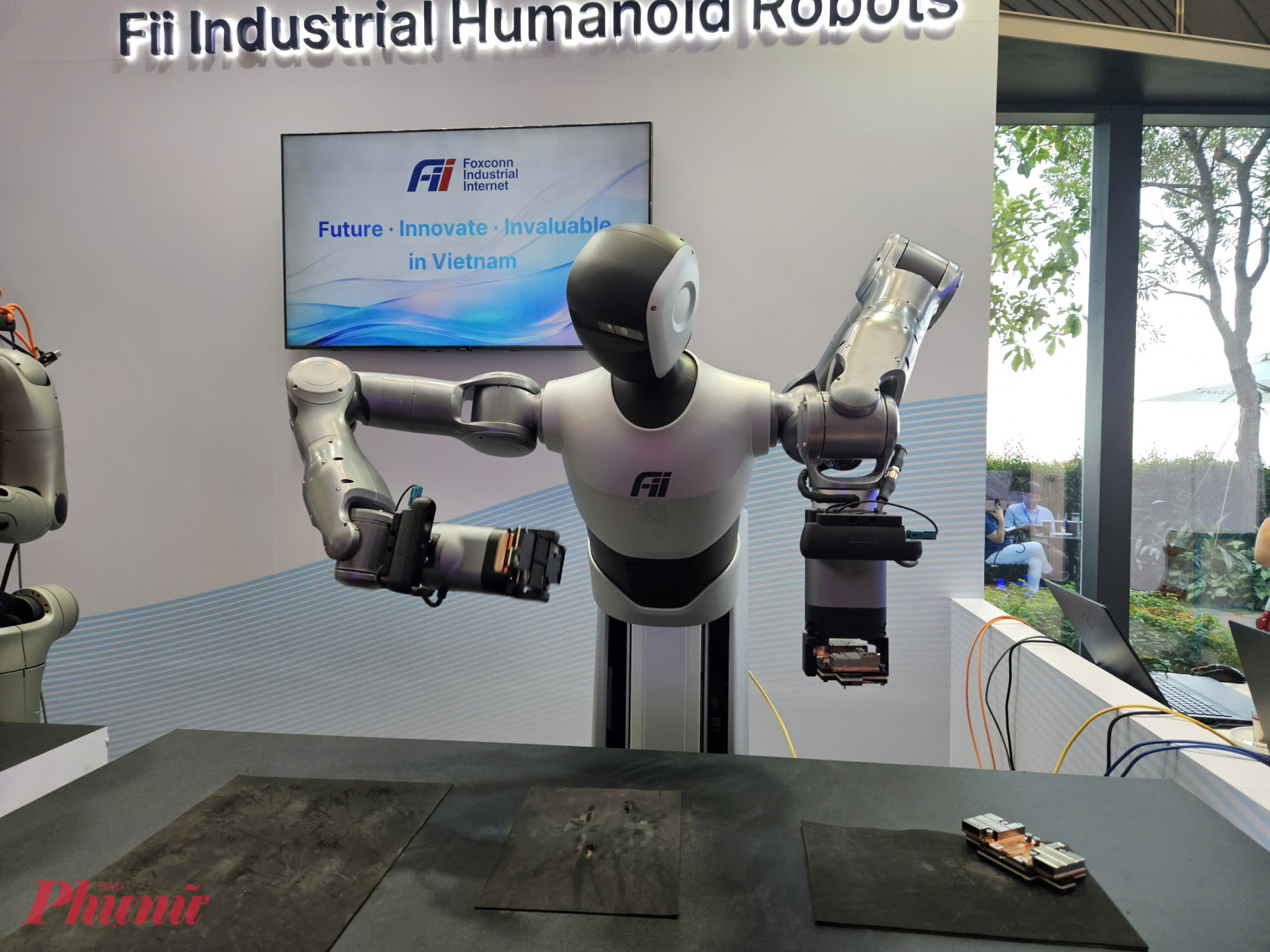 Ngoài nhóm sản phẩm do Việt Nam làm chủ công nghệ, sự kiện còn quy tụ nhiều thiết bị tiên tiến từ các tập đoàn quốc tế, như robot hình người phục vụ công nghiệp của Foxconn Industrial Internet (Fii), mang đến cái nhìn toàn diện hơn về xu hướng tự động hóa và sản xuất thông minh.