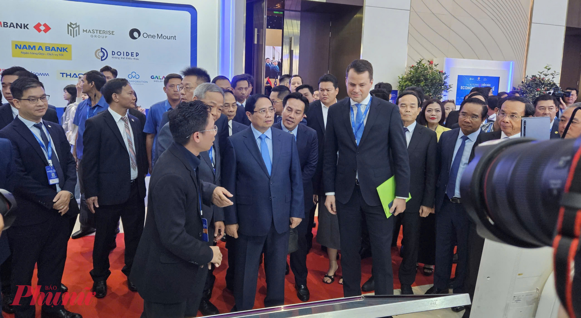Thủ tướng Phạm Minh Chính tham quan gian hàng công nghệ tại Diễn đàn