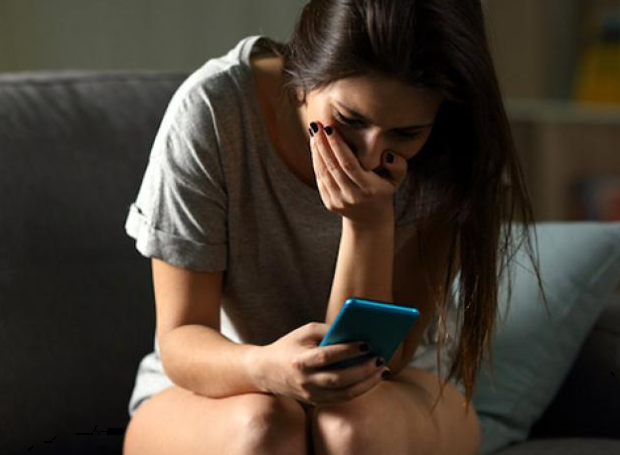 Tôi bắt đầu bị cuốn vào những câu chuyện từ các trang Fanpage của thám tử (Ảnh minh họa)