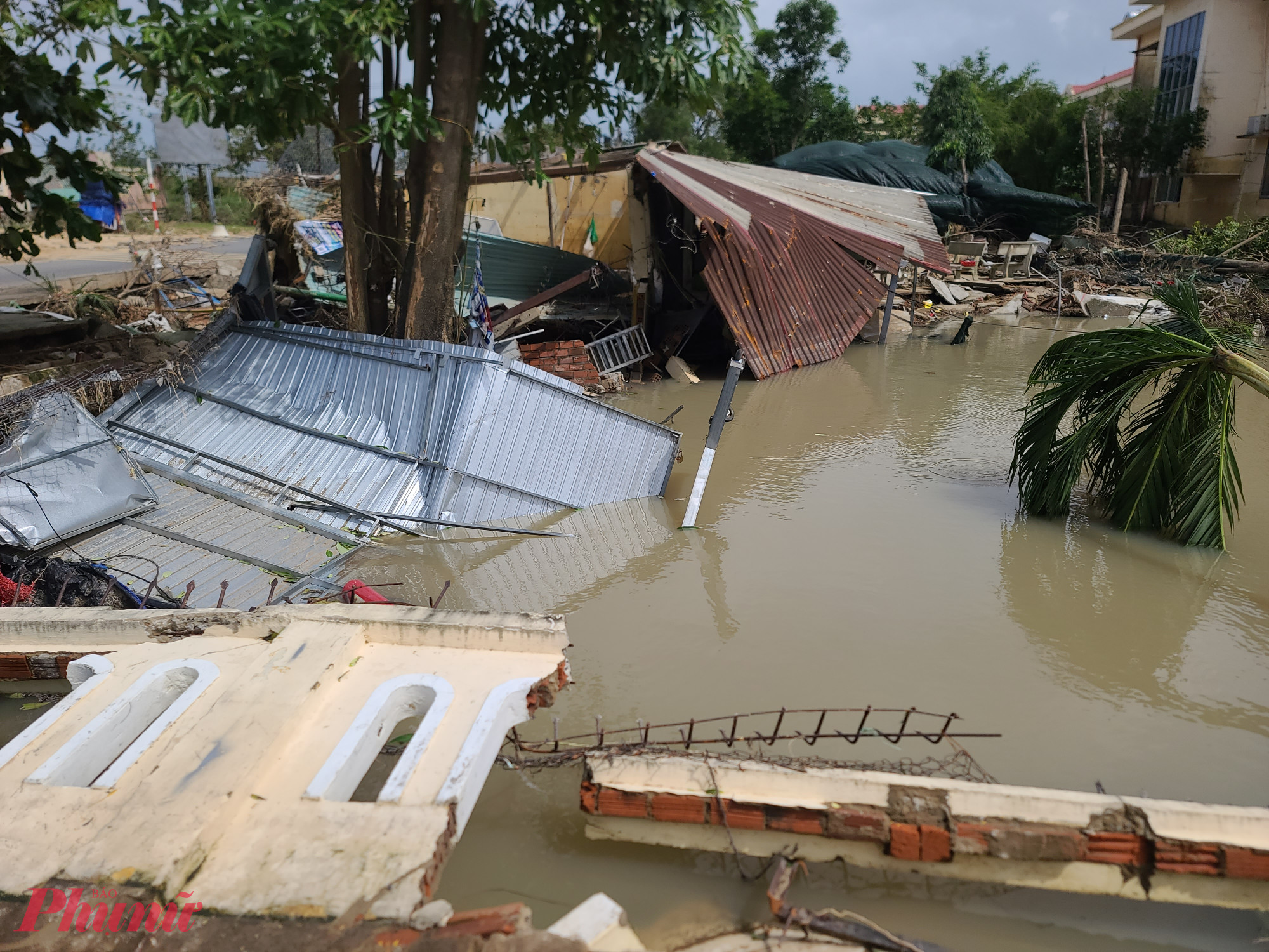 Cảnh tan hoang vì lũ ởmiền Trung khiến đồng vào cả nước hướng về. Ảnh Văn Nguyên