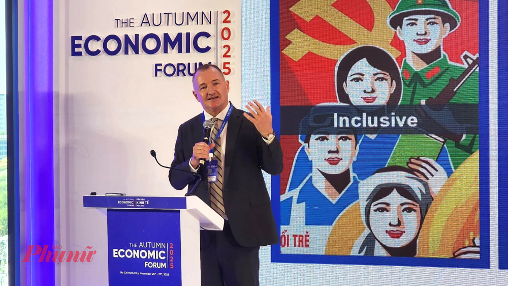 Ông Warrick Cleine, Chủ tịch kiêm Giám đốc Điều hành của KPMG Việt Nam và Campuchia, chia sẻ về 4 từ khóa xây dựng chính quyền thông minh: Dung hợp, Tham vọng, Thông suốt và Bền vừng