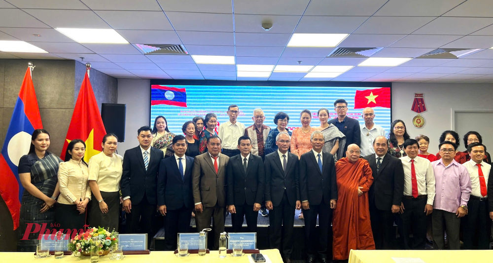 Các đại biểu cùng chụp ảnh lưu niệm