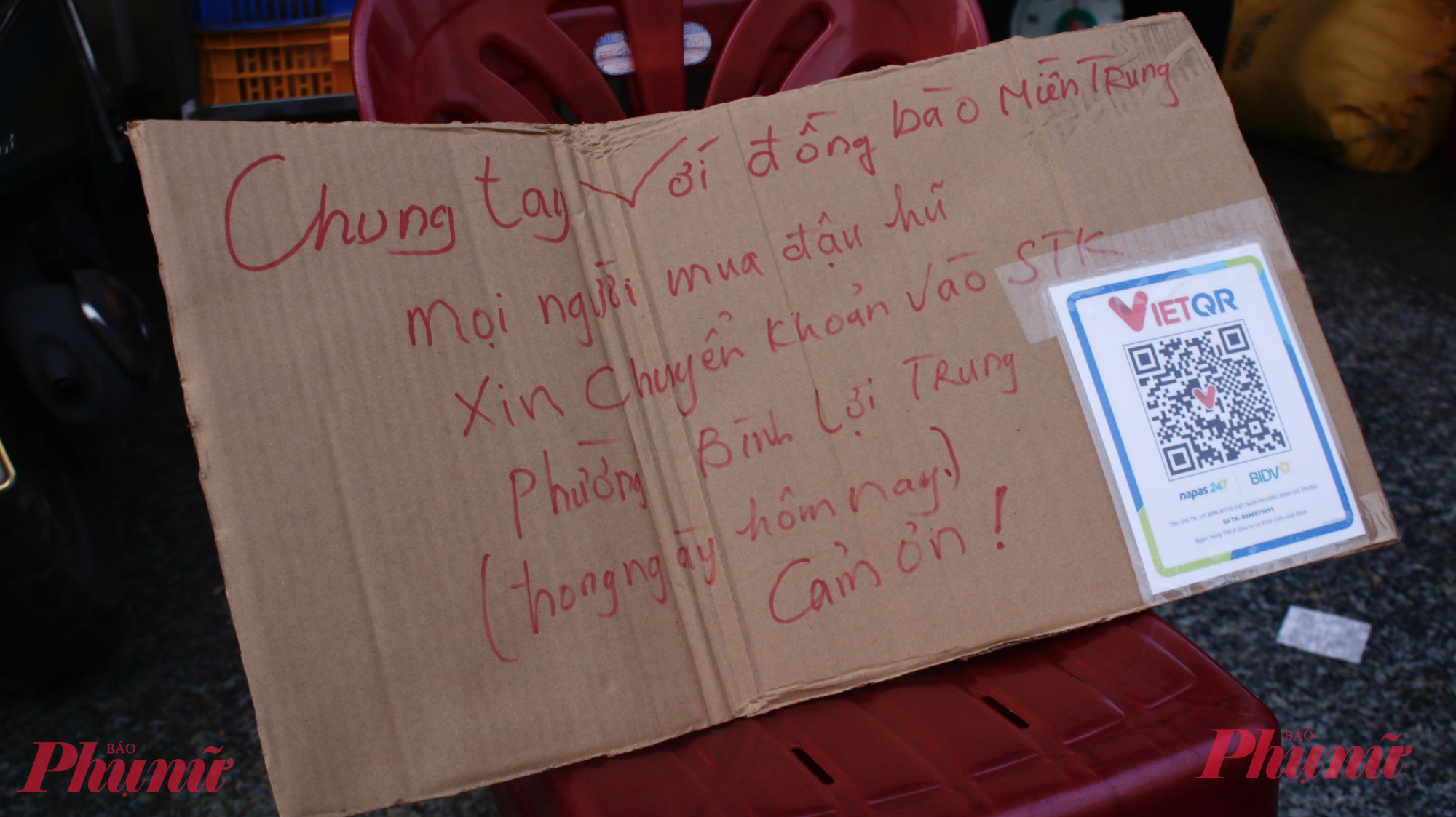 Mã QR của Ủy ban MTTQ Việt Nam phường được đặt ngay trước khu vực mua bán.