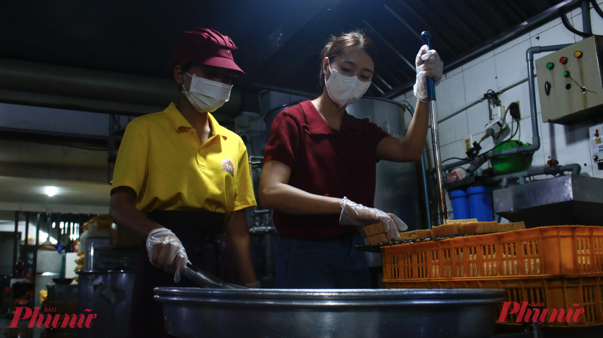 Chị Hồng chia sẻ: “Mỗi người sẽ có một cách giúp đỡ khác nhau. Có người góp quần áo, nhu yếu phẩm; có người góp công sức, tham gia phân loại, đóng gói, vận chuyển. Còn gia đình tôi thì chọn cách tận dụng hoạt động kinh doanh của mình để ủng hộ, vừa đảm bảo công việc và thu nhập gia đình, nhân viên, vừa tiếp sức cho bà con vùng lũ.”