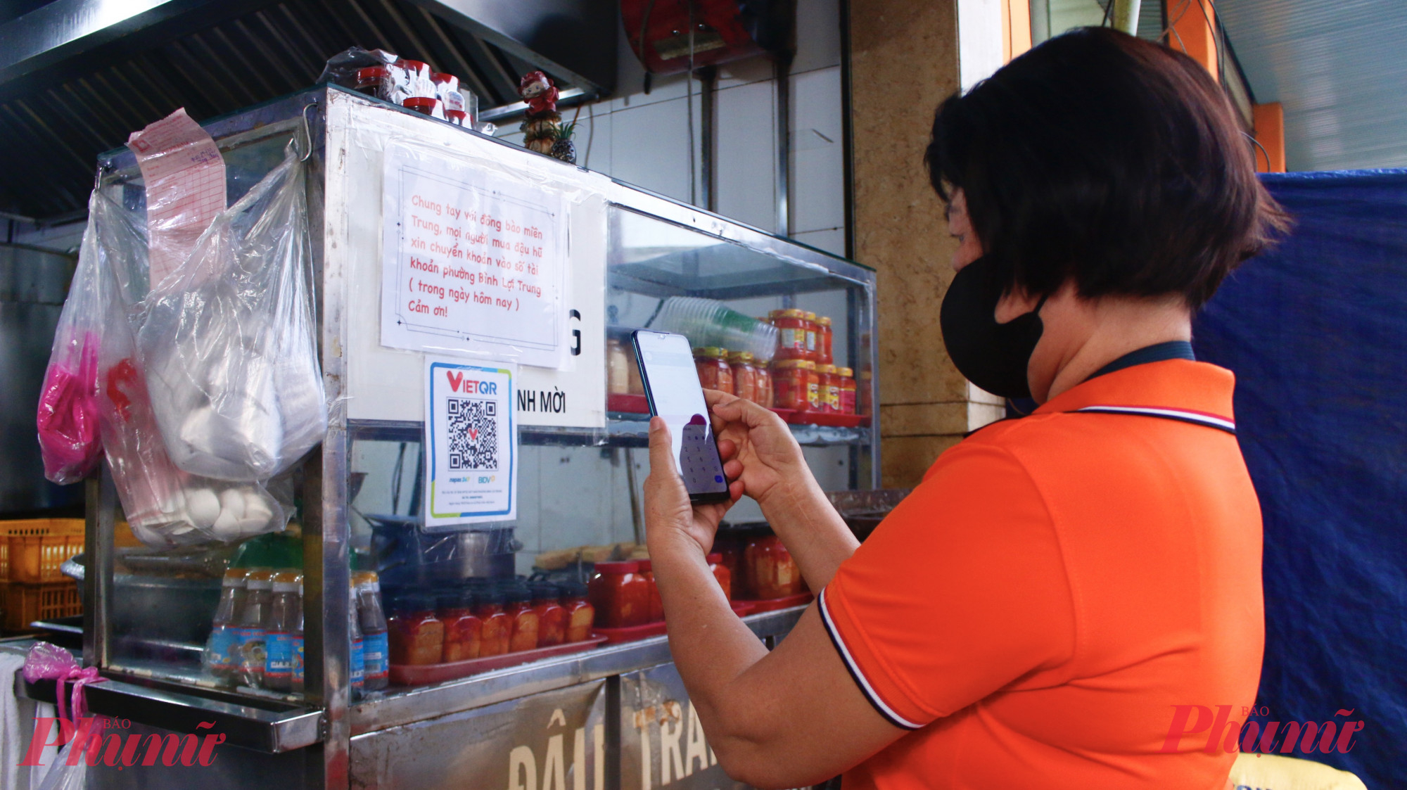 Mua đậu hủ xong, bà Trần Chí Hồng Phương – người dân phường Bình Lợi Trung – vừa quét mã QR vừa thốt lên: “Hay quá, ý nghĩa quá!” Bà cho biết, khi quét mã QR chuyển trực tiếp vào tài khoản của phường, mọi người yên tâm rằng tấm lòng của mình được gửi đến đúng nơi cần giúp đỡ. Bên cạnh đó, bà rất cảm phục tình cảm, sự sẻ chia của gia đình chị Hồng, đồng thời thấy cách làm này lan tỏa lối sống nhân ái trong cộng đồng, giúp đỡ phần nào những hoàn cảnh khó khăn ở miền Trung ruột thịt.