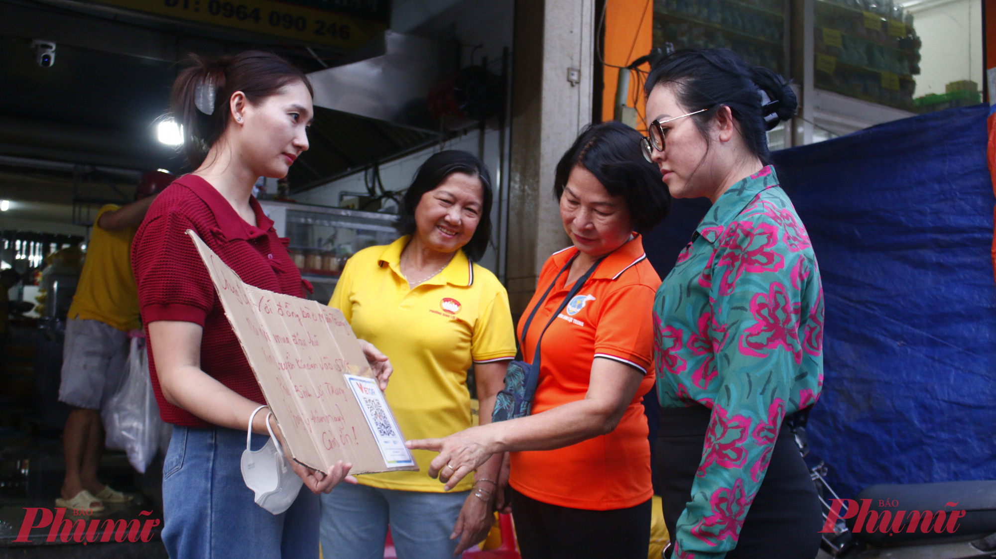 Theo chị Hồng, sau khi xin ý kiến và được sự đồng thuận của Ủy ban MTTQ Việt Nam phường, gia đình đã đặt mã QR tại quán để vận động khách hàng chung tay ủng hộ. Khi khách đến mua đậu hủ, chị và nhân viên hướng dẫn thanh toán bằng hình thức chuyển khoản; gia đình đưa mã QR của Ủy ban MTTQ phường để khách chuyển trực tiếp vào tài khoản hỗ trợ đồng bào vùng lũ, thay vì đóng góp bằng tiền mặt. 