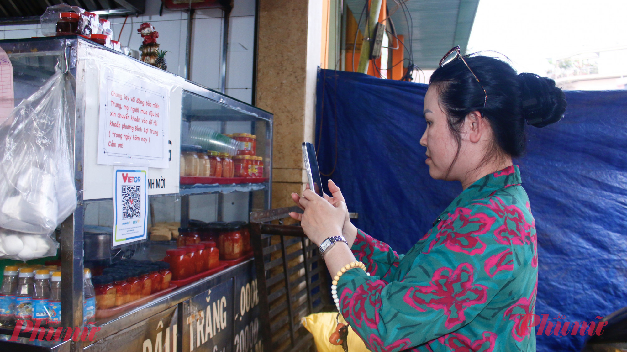 Bà Trương Như Trang – chuyên viên Ban Công tác Phụ nữ phường Bình Lợi Trung – cho biết: “Gia đình chị Hồng có truyền thống âm thầm cống hiến cho các hoạt động thiện nguyện tại địa phương cũng như nhiều tỉnh, thành khác. Nhiều năm qua, gia đình chị luôn đồng hành cùng phường trong việc chăm lo cho những người dân khó khăn. Với cách làm lần này, thật sự có ý nghĩa, lan tỏa tinh thần sẻ chia và góp phần cùng phường tiếp sức, giúp bà con vùng lũ vượt qua khó khăn ngay trong thời điểm này.”