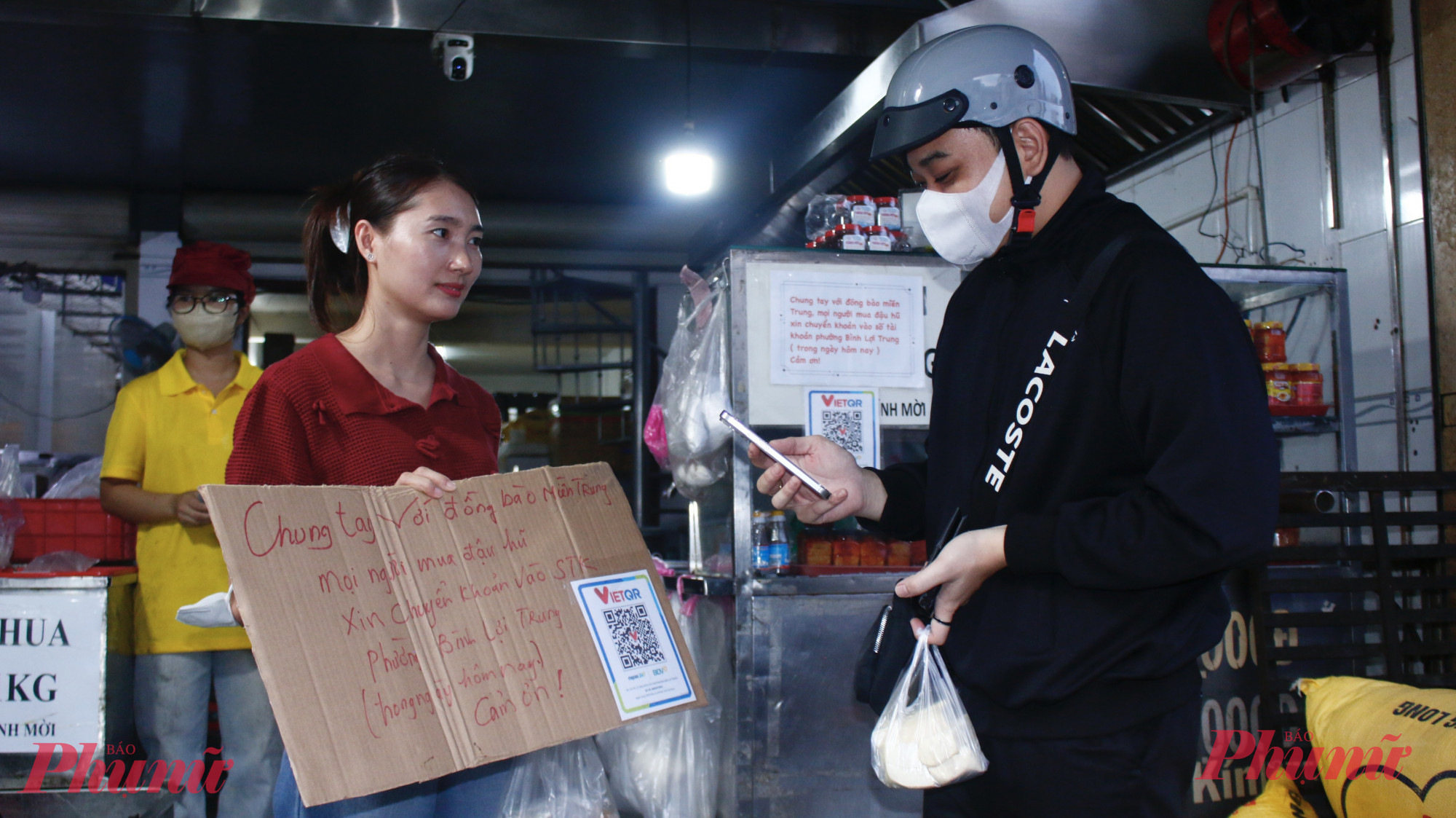 Cách làm này được gia đình chị Hồng triển khai trong hai ngày 25 và 26/11. Từ khi thực hiện chương trình, mỗi ngày có khoảng 200 lượt khách thanh toán theo hình thức quét mã QR. 