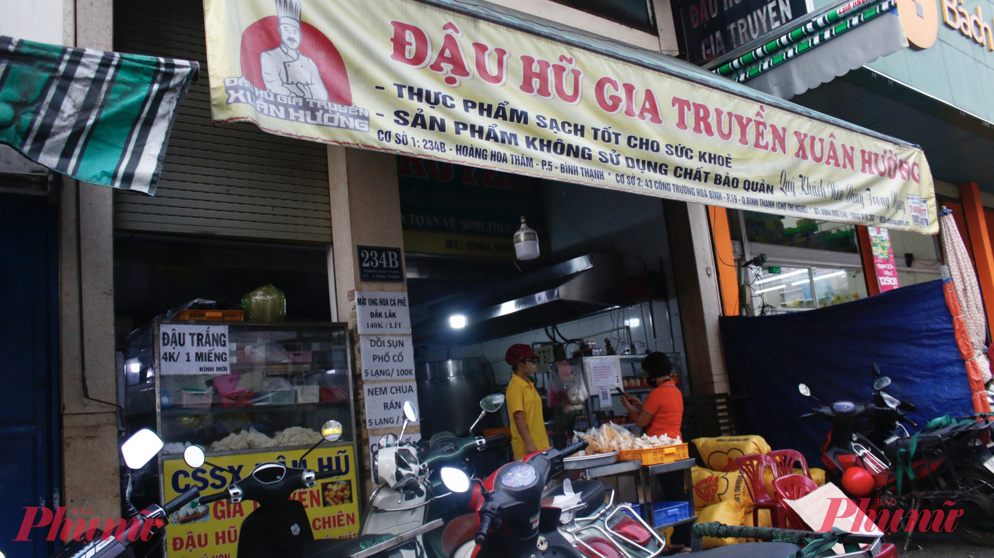 Hai ngày nay, tiệm Đậu hũ gia truyền Xuân Hường (địa chỉ 234B Hoàng Hoa Thám, phường Bình Lợi Trung, TPHCM) luôn tấp nập khách đến mua hàng. Không chỉ vì sản phẩm ngon, quán còn thu hút sự chú ý bởi một mã QR đặc biệt của Ủy ban MTTQ Việt Nam phường Bình Lợi Trung được dán khắp quán.